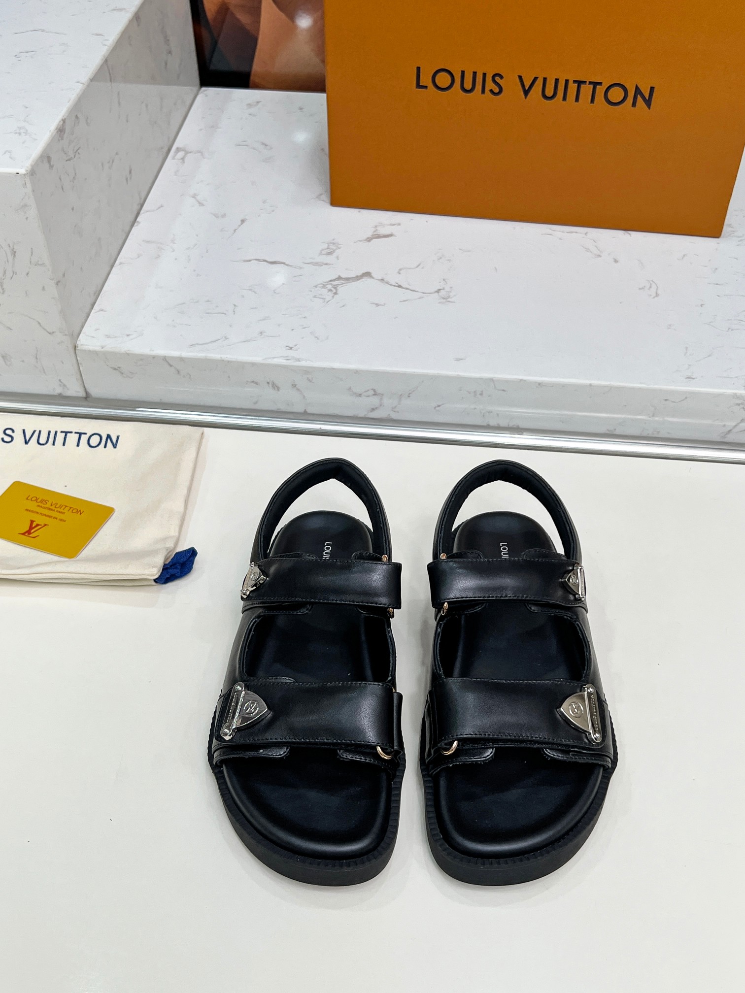 Louis Vuitton2025路易威登春夏新款拖鞋上市,高级定制,秒杀一切仿品,开模LOGO装饰,既时尚又美观,面料:进口牛皮,内里羊皮 3
