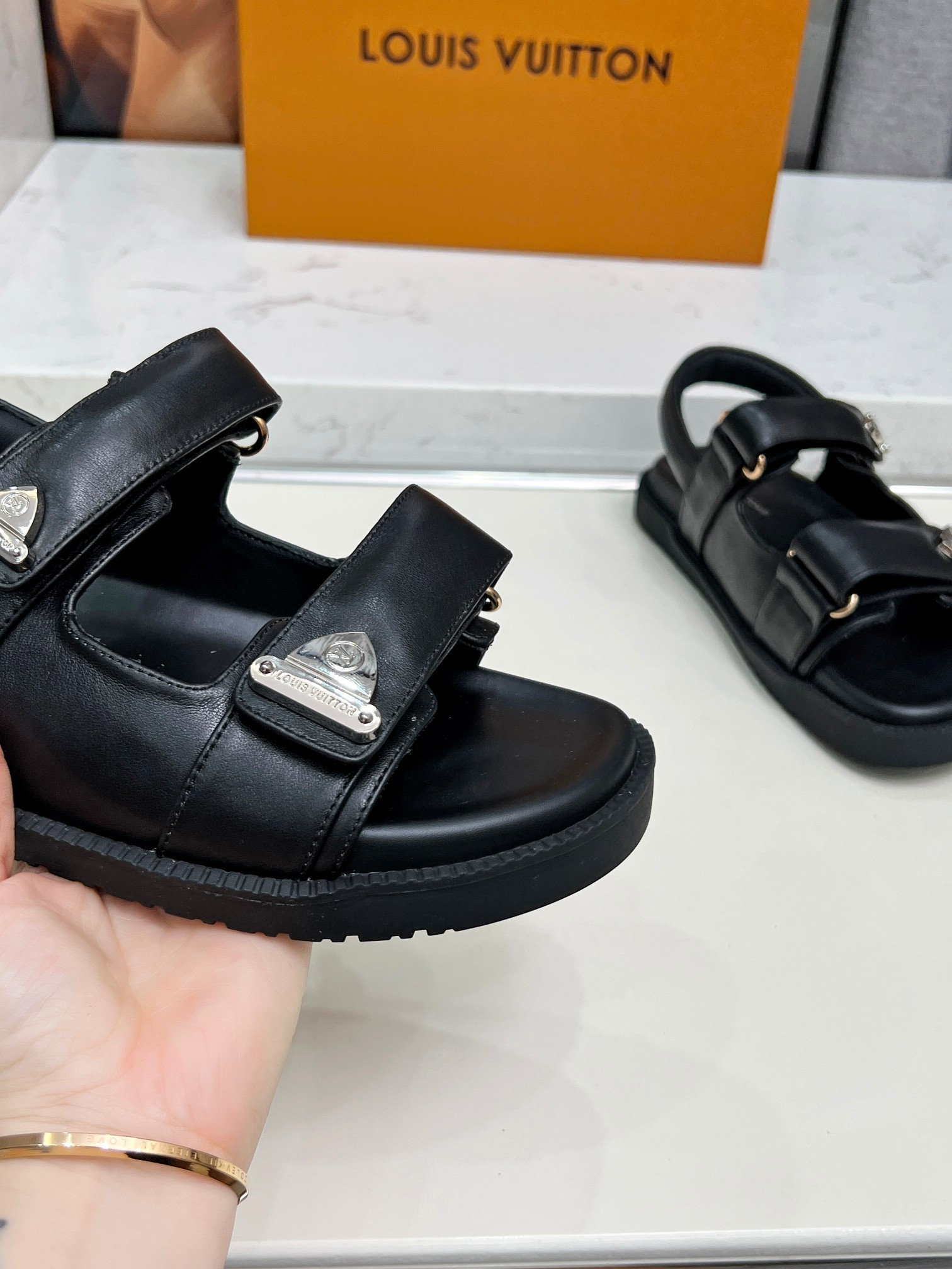 Louis Vuitton2025路易威登春夏新款拖鞋上市,高级定制,秒杀一切仿品,开模LOGO装饰,既时尚又美观,面料:进口牛皮,内里羊皮 7