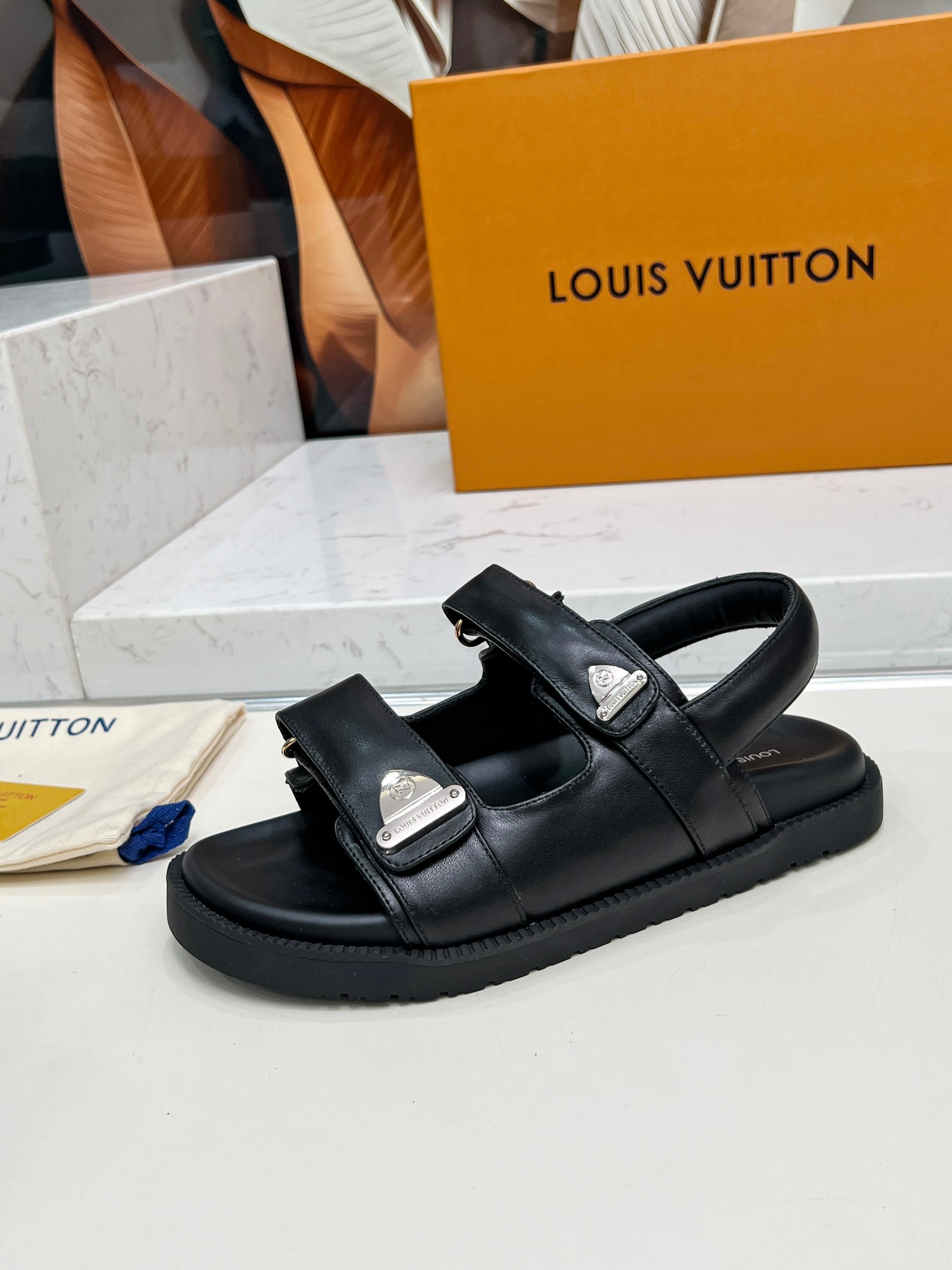 Louis Vuitton2025路易威登春夏新款拖鞋上市,高级定制,秒杀一切仿品,开模LOGO装饰,既时尚又美观,面料:进口牛皮,内里羊皮 8