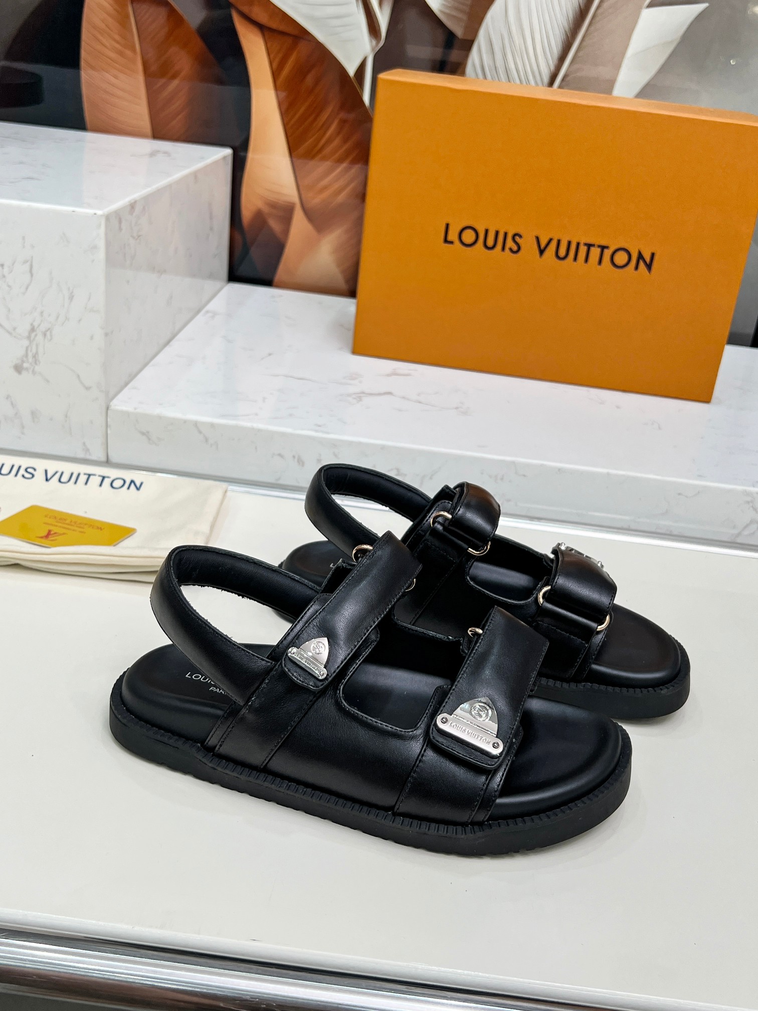 Louis Vuitton2025路易威登春夏新款拖鞋上市,高级定制,秒杀一切仿品,开模LOGO装饰,既时尚又美观,面料:进口牛皮,内里羊皮 6