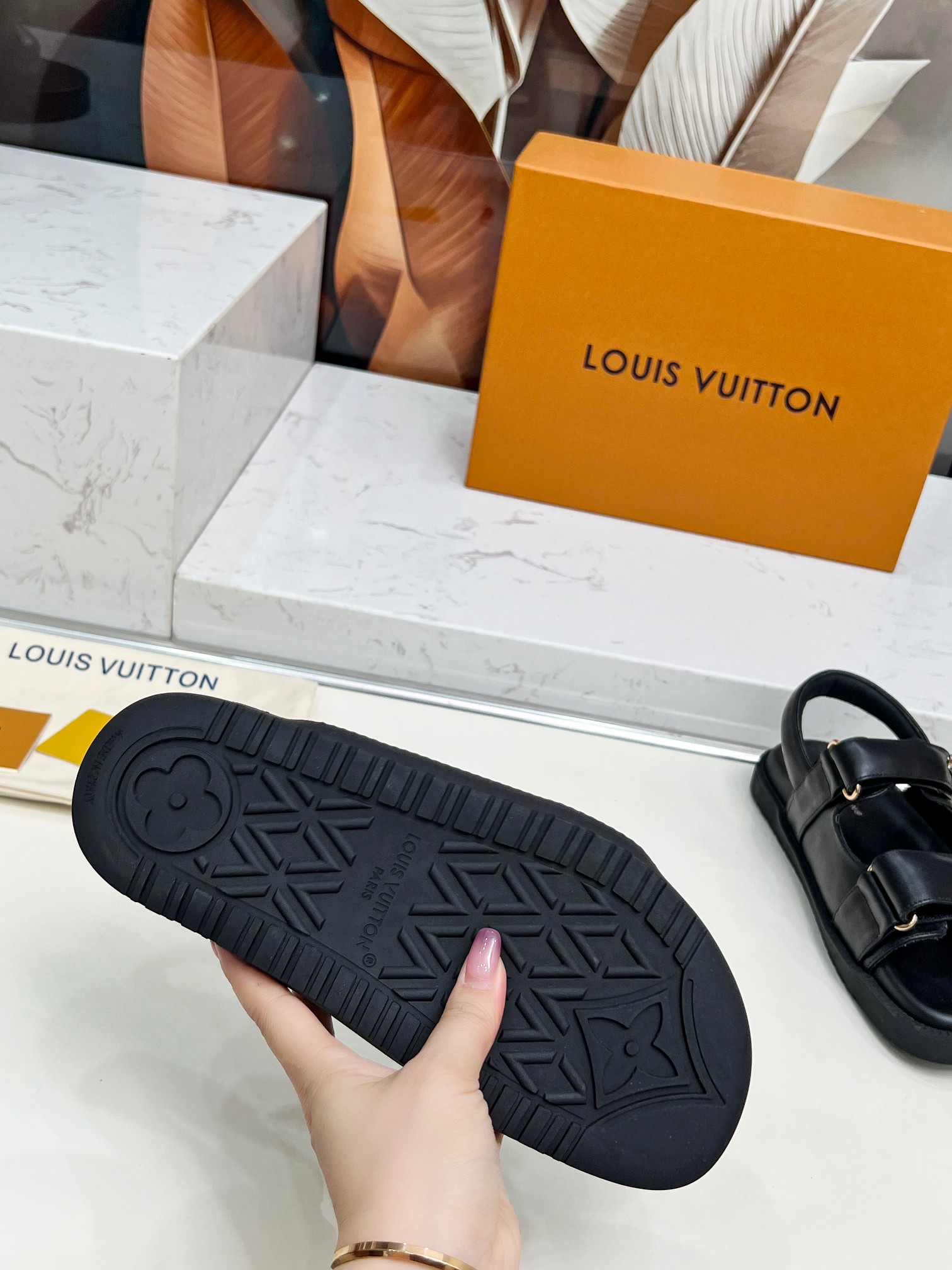 Louis Vuitton2025路易威登春夏新款拖鞋上市,高级定制,秒杀一切仿品,开模LOGO装饰,既时尚又美观,面料:进口牛皮,内里羊皮 9