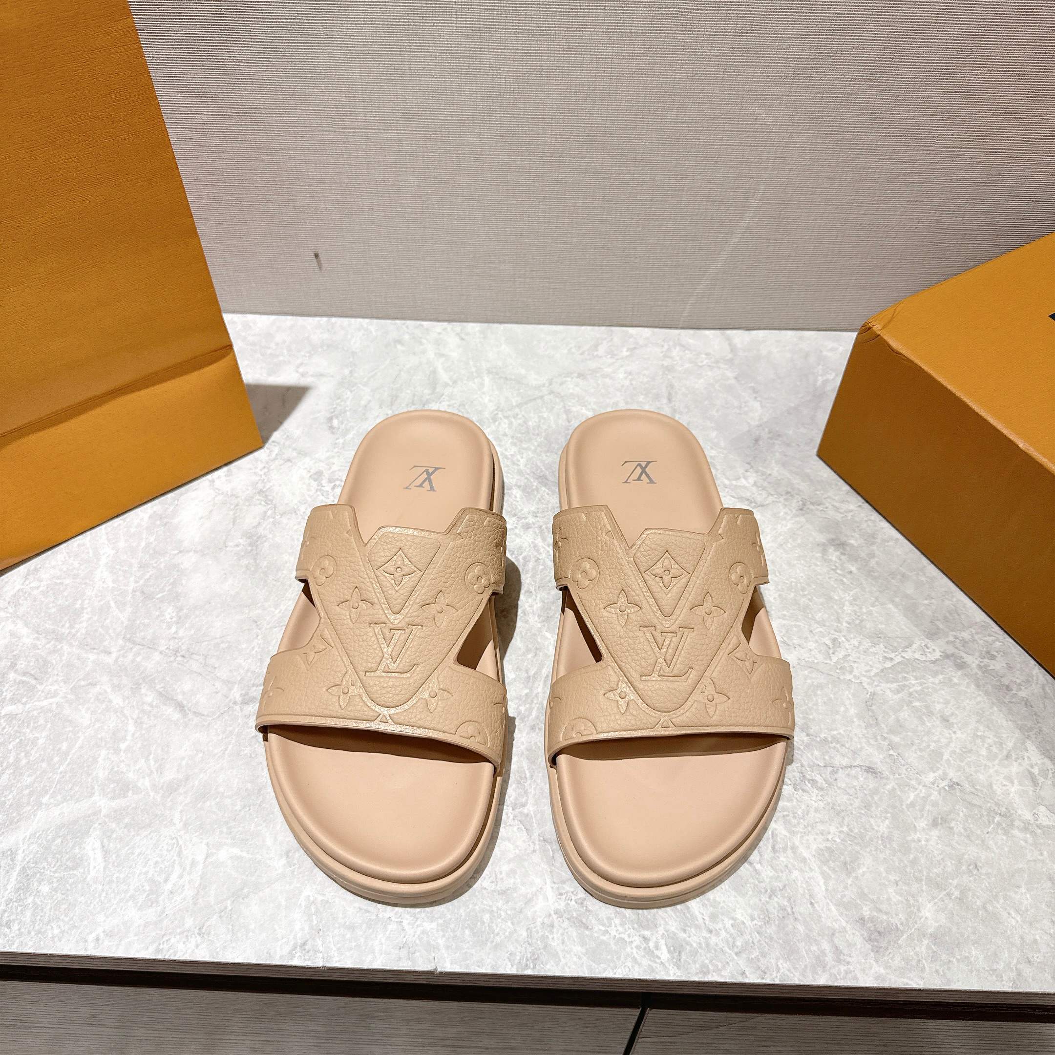 NO:534156,Louis Vuitton 2025 new model, Louis Vuitton spring and summer new slippers are on the market, 1:1 high-end customization, instantly kill all imitations, original mold opening LOGO decoration, both fashionable and beautiful, fabric: imported cowhide, inner sheepskin, exquisite original shoe last, large sole original mold opening, sole watering platform 4 cm. Many new colors will be updated one after another. Size 38-45#, slippers, louis vuitton, louis vuitton, slippers, cowhide, sheepskin19860909Louis Vuitton2025新款,路易威登春夏新款拖鞋火爆上市,1:1高级定制,秒杀一切仿品,原版开模LOGO装饰,既时尚又美观,面料:进口牛皮,内里羊皮,精美原版鞋楦,大底原版开模,鞋底加水台4厘米.多可选新色会陆续更新 码数38-45#,拖鞋,louis vuitton,louis vuitton,slippers,cowhide,sheepskin,Women's Shoes