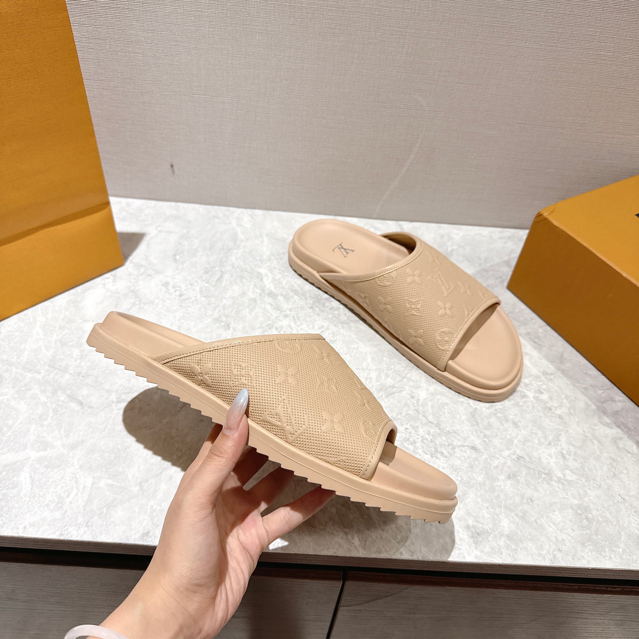 NO:534153,Louis Vuitton 2025 new model, Louis Vuitton spring and summer new slippers are on the market, 1:1 high-end customization, instantly kill all imitations, original mold opening LOGO decoration, both fashionable and beautiful, fabric: imported cowhide, inner sheepskin, exquisite original shoe last, large sole original mold opening, sole watering platform 4 cm. Many new colors will be updated one after another. Size 38-45#, slippers, louis vuitton, louis vuitton, slippers, cowhide, sheepskin19860909Louis Vuitton2025新款,路易威登春夏新款拖鞋火爆上市,1:1高级定制,秒杀一切仿品,原版开模LOGO装饰,既时尚又美观,面料:进口牛皮,内里羊皮,精美原版鞋楦,大底原版开模,鞋底加水台4厘米.多可选新色会陆续更新 码数38-45#,拖鞋,louis vuitton,louis vuitton,slippers,cowhide,sheepskin,Women's Shoes