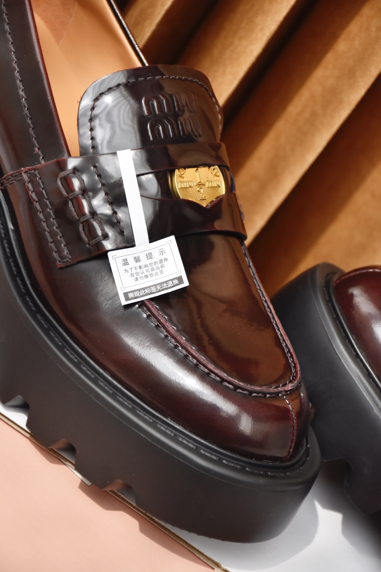 NO:236270,Imported beaded upper with a very good gloss, and it is the soft beaded leather, comfortable and easy to wear without scratching your feet, not the hard patent leather material. The upper gold coins are used as anti-oxidation treatment, so you don't have to worry about the problem of fading and rusting in the later stage, loafers, loafers19860909进口开边珠鞋面 光泽度非常好,并且是那种软开边珠皮,舒适好穿不磨脚,不是那种硬邦邦的漆皮材质 鞋面金币做旧古铜色工艺,有做防氧化处理,不用担心后期掉色生锈的问题,乐福鞋,loafers,Women's Shoes