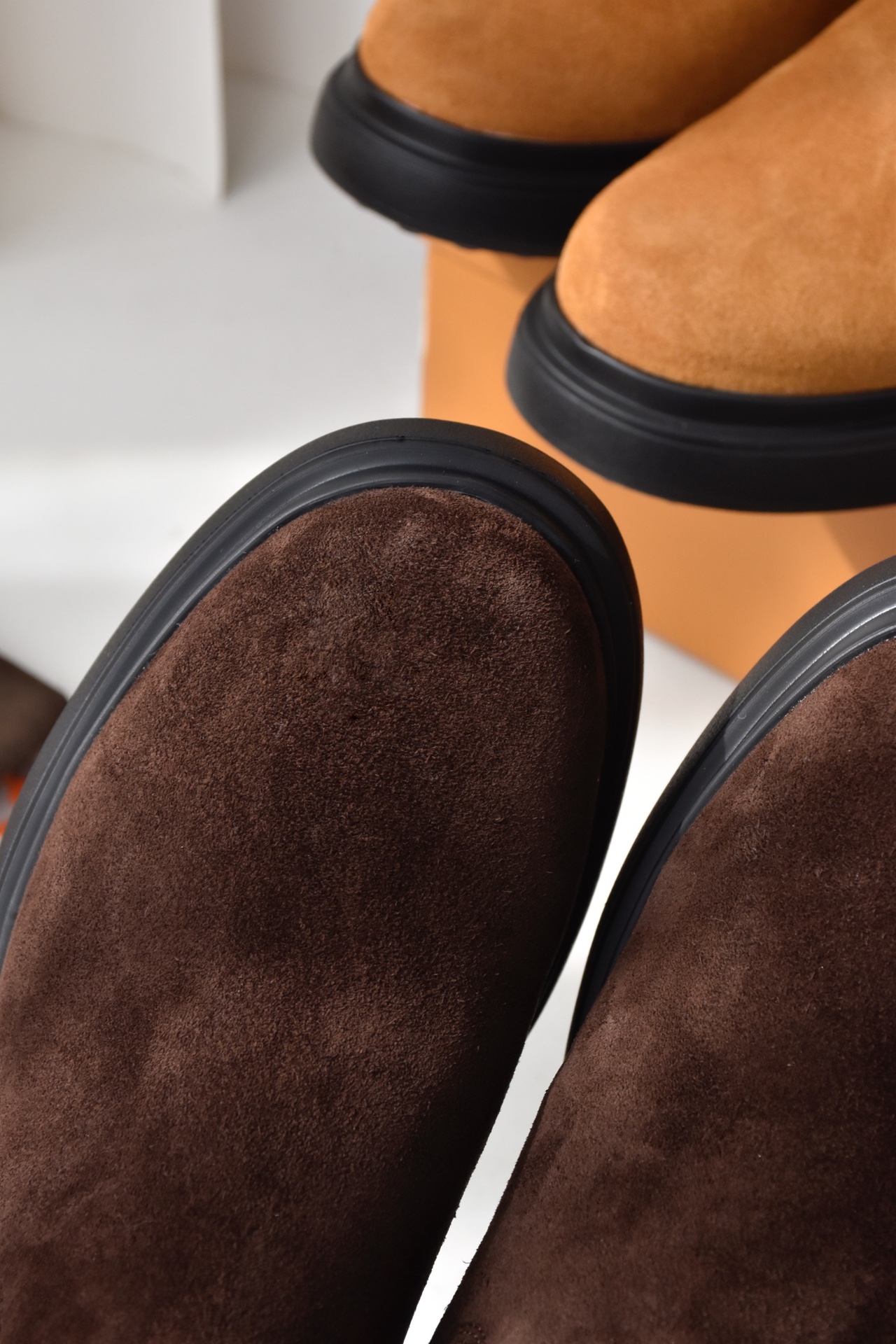 NO:631023,The upper is made of high-grade and delicate A and high mercerized sheep suede fabric!  !  It is much more delicate than ordinary sheep suede and has a higher gloss. It will last you forever!  Moreover, it is not easy to velvet, and it can maintain its beautiful texture for a long time. When worn on the feet, it feels like stepping on clouds, soft and comfortable!  !  ,boots,boots19860909鞋面是高级细腻的A及高丝光羊反绒面料！！比一般的羊反绒细腻多了,光泽度也更高,一眼万年！而且,它还不容易倒绒,穿多久都能保持那种漂亮的质感,穿在脚上,那感觉就像踩在云朵上一样,又柔软又舒适！！,靴子,boots,Women's Shoes