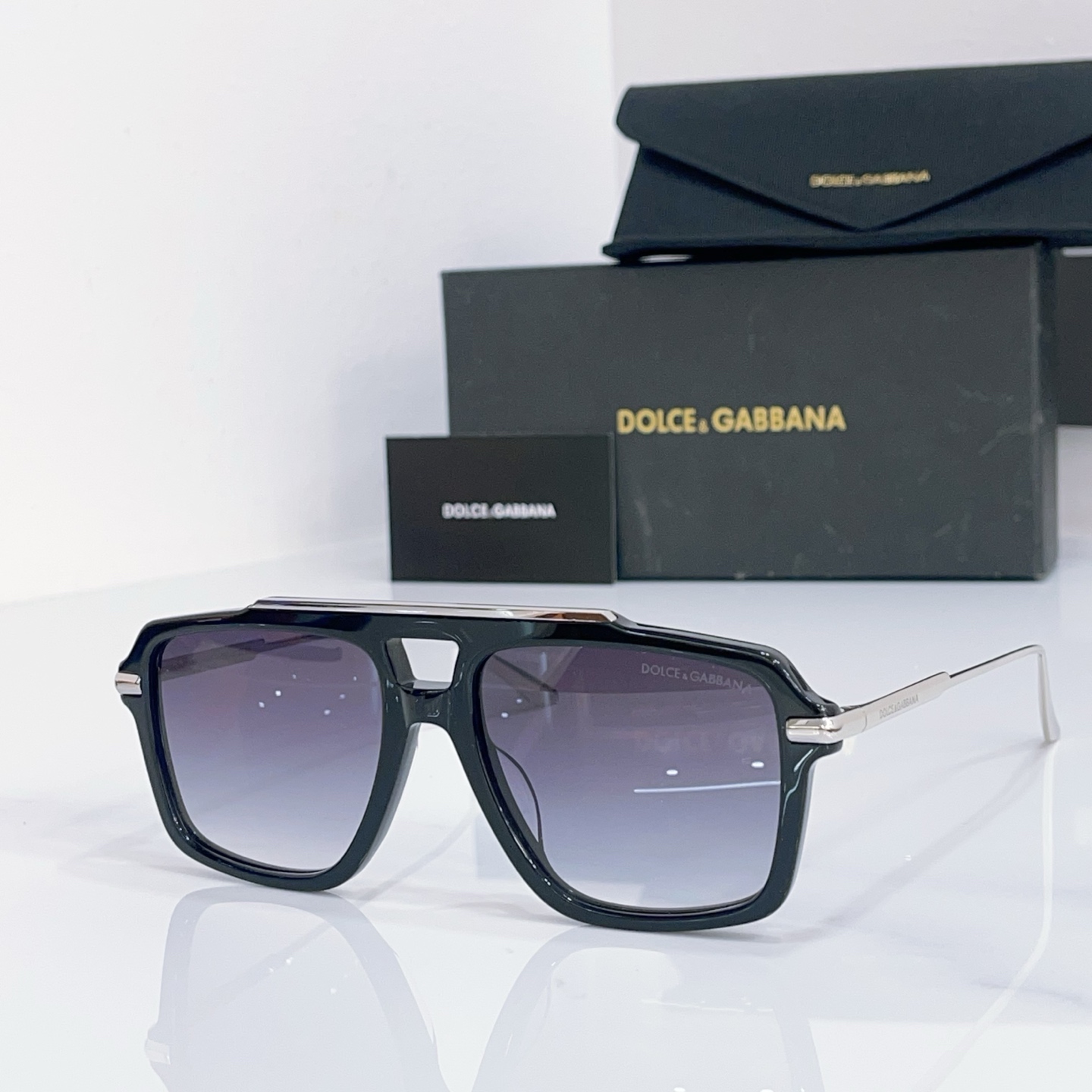 Солнцезащитные очки Dolce & Gabbana DG4477