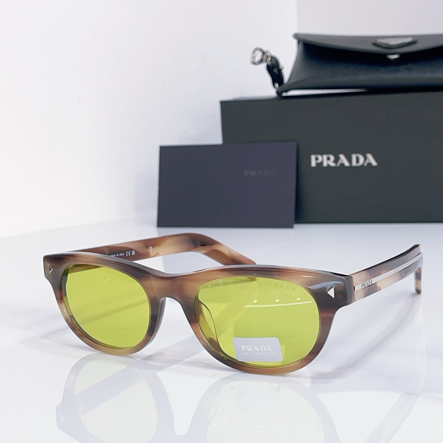 Очки Prada