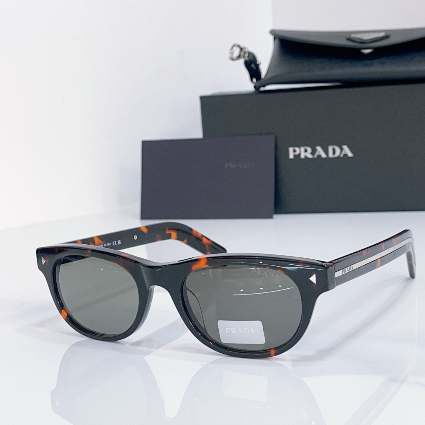 Очки Prada