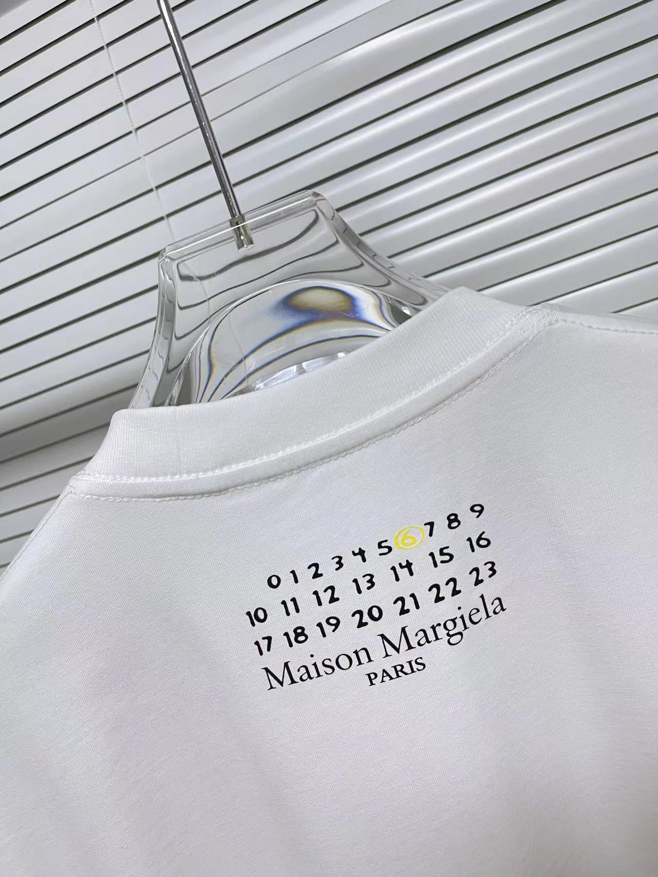 马吉拉MM62024新款数字logo印花定制面料短袖T恤男女同款尺码SMLXLXXL五个码颜色黑色白色