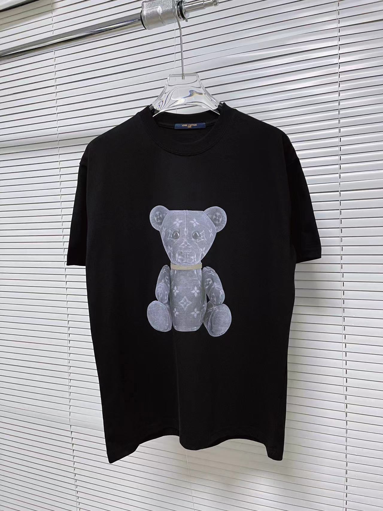 V*路易威登2024新款小熊logo印花定制面料短袖T恤男女同款尺码SMLXLXXL五个码颜色黑色白色