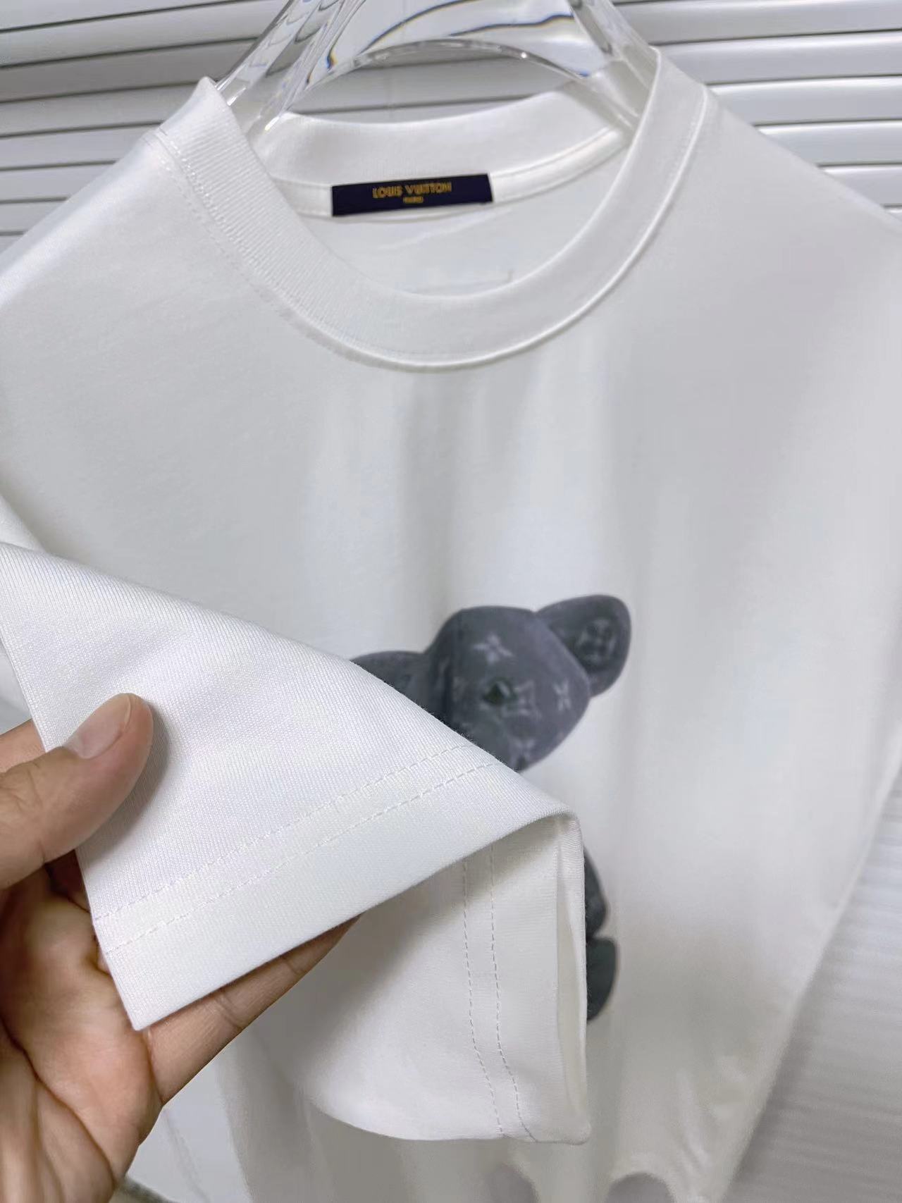 V*路易威登2024新款小熊logo印花定制面料短袖T恤男女同款尺码SMLXLXXL五个码颜色黑色白色
