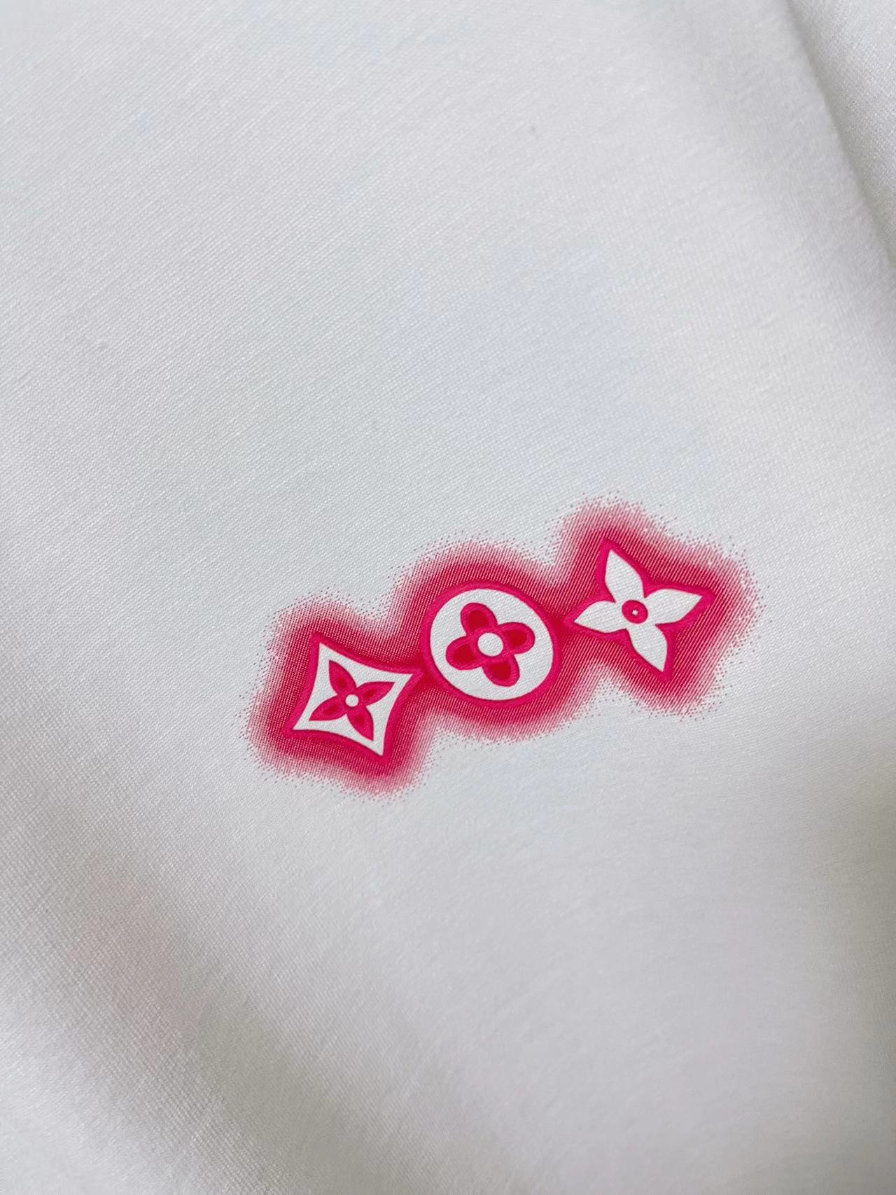 V*路易威登2024新款个性字母logo印花定制面料短袖T恤男女同款尺码SMLXLXXL五个码颜色黑色白