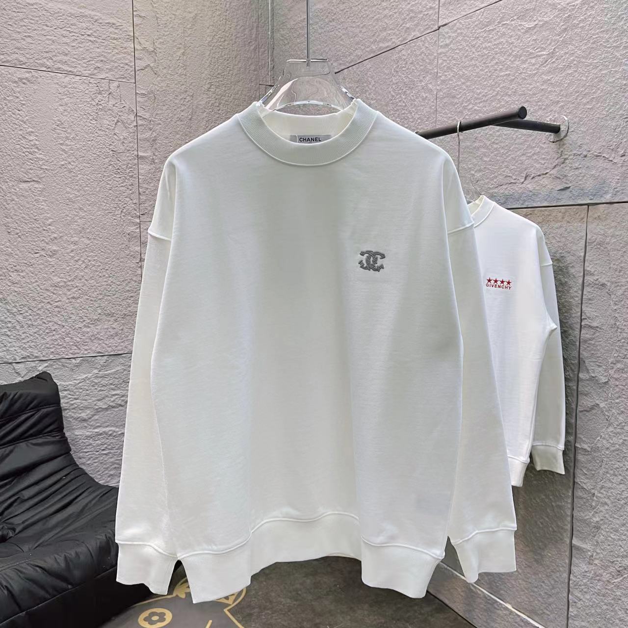 Chanel CHANEL 2024 otoño-invierno nueva temporada sudadera con cuello redondo y bordado de doble C, tela personalizada,…