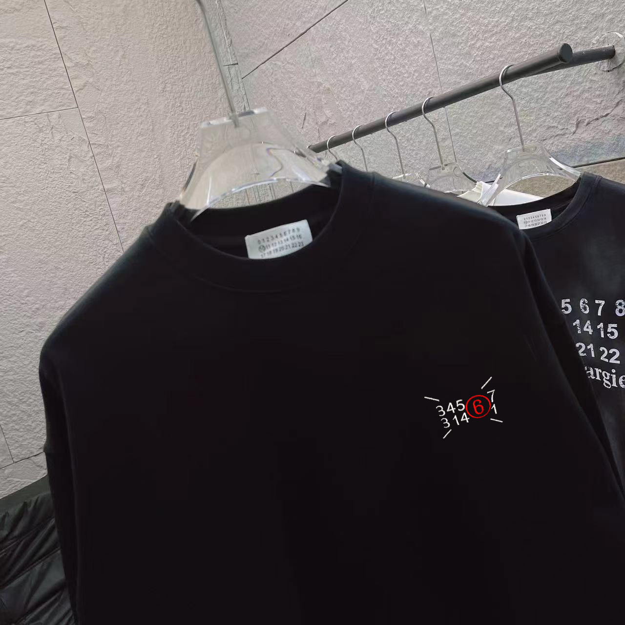 Magella MM6 2024: Custom Embroidered Round-Collar Suits for Same-Sex Couples - 图片 3