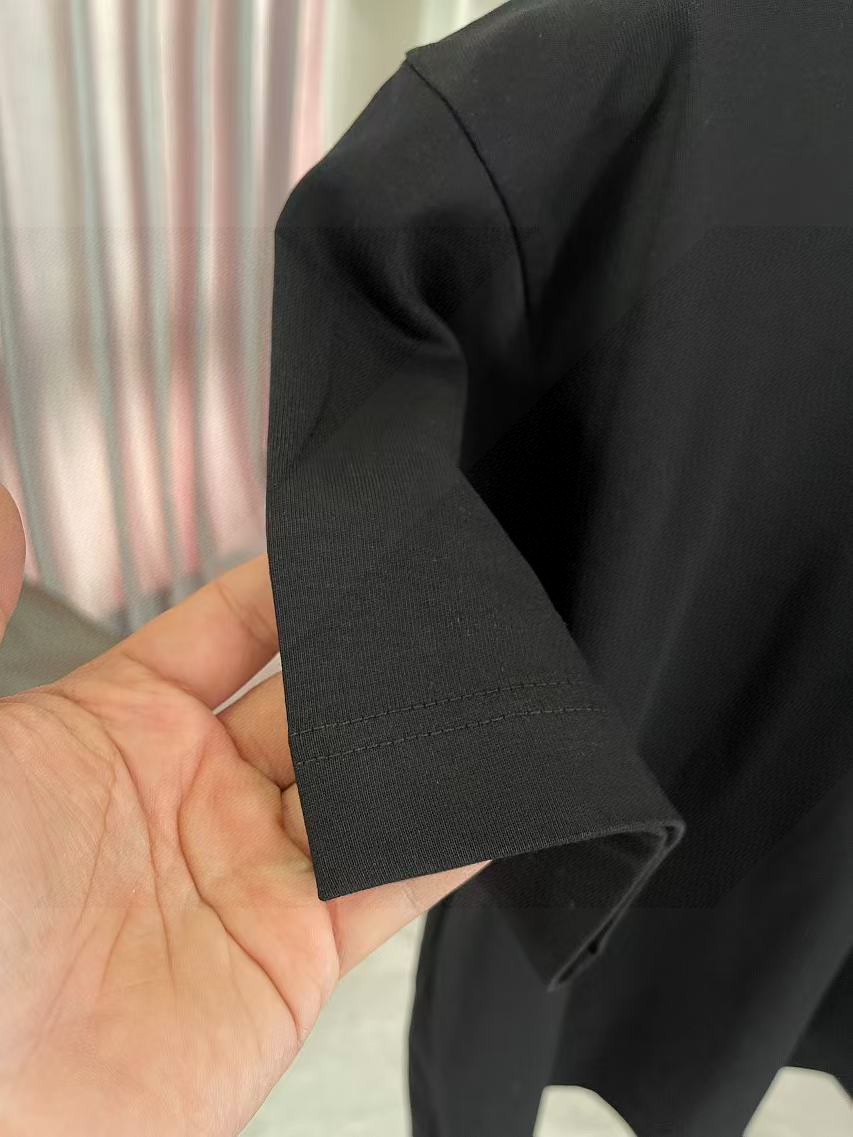 
BUR 巴宝莉2025夏季新款 个性字母logo印花 定制面料300g   短袖t恤  男女同款
尺码