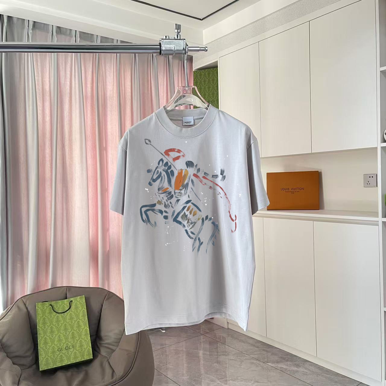 
BUR 巴宝莉2025夏季新款 个性字母logo印花 定制面料300g   短袖t恤  男女同款
尺码