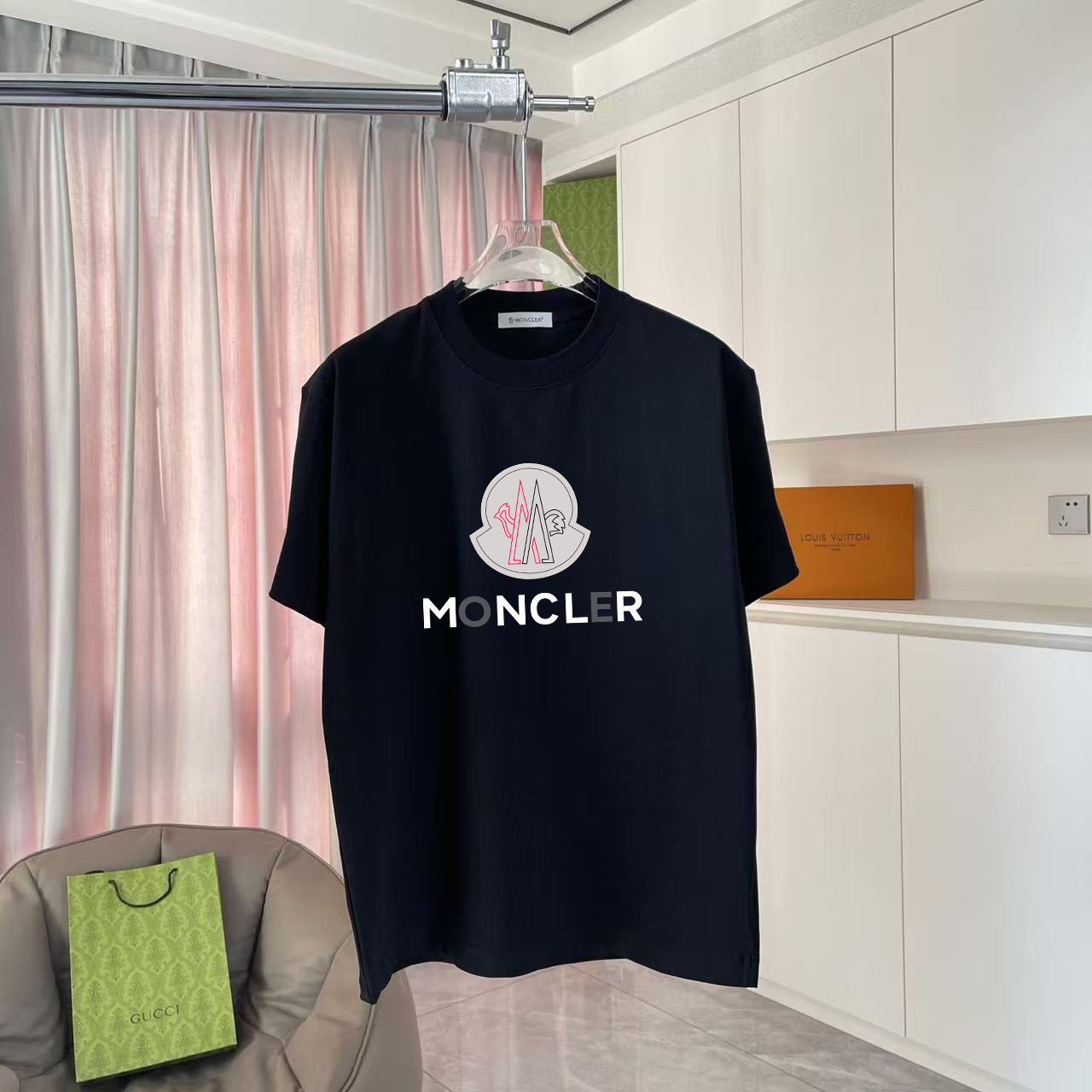 PYQ\nMoncle 蒙口夏季新款  个性logo印花  定制面料ED  短袖t恤  男女同款\n尺码：S  M  L  XL  XXL  五个码\n颜色：黑色 白色 天蓝色 铁灰色