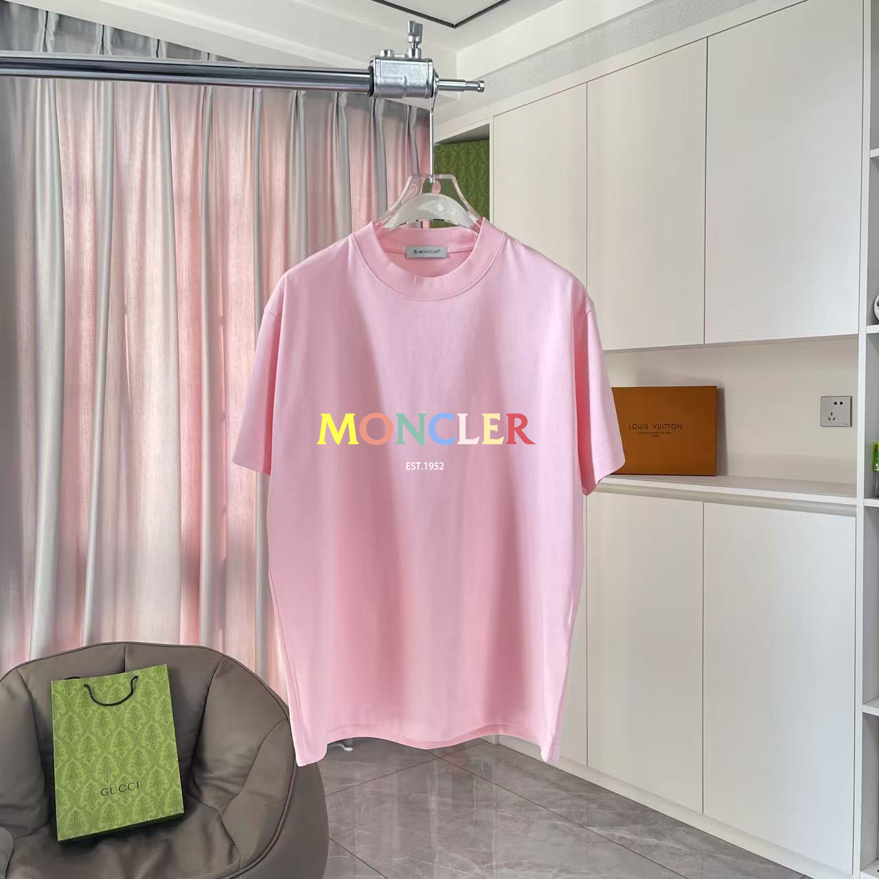 PYQ\nMoncle 蒙口夏季新款  个性logo印花  定制面料ED  短袖t恤  男女同款\n尺码：S  M  L  XL  XXL  五个码\n颜色：黑色 白色 粉红色 玫红色 铁灰色