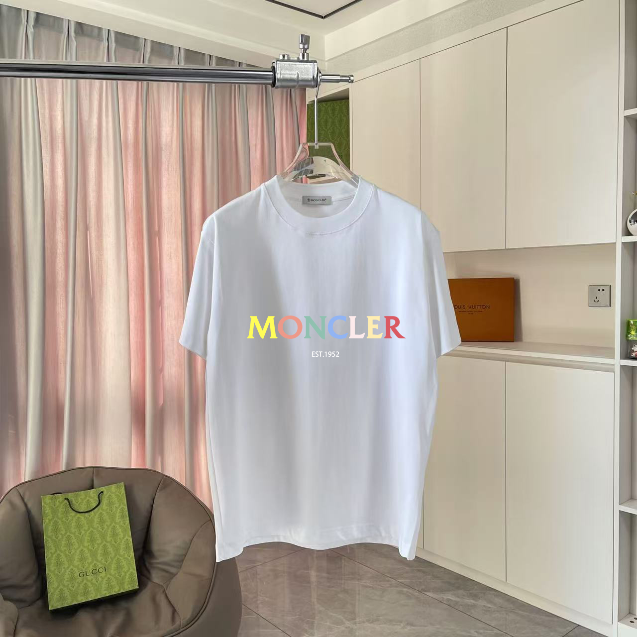 PYQ\nMoncle 蒙口夏季新款  个性logo印花  定制面料ED  短袖t恤  男女同款\n尺码：S  M  L  XL  XXL  五个码\n颜色：黑色 白色 粉红色 玫红色 铁灰色