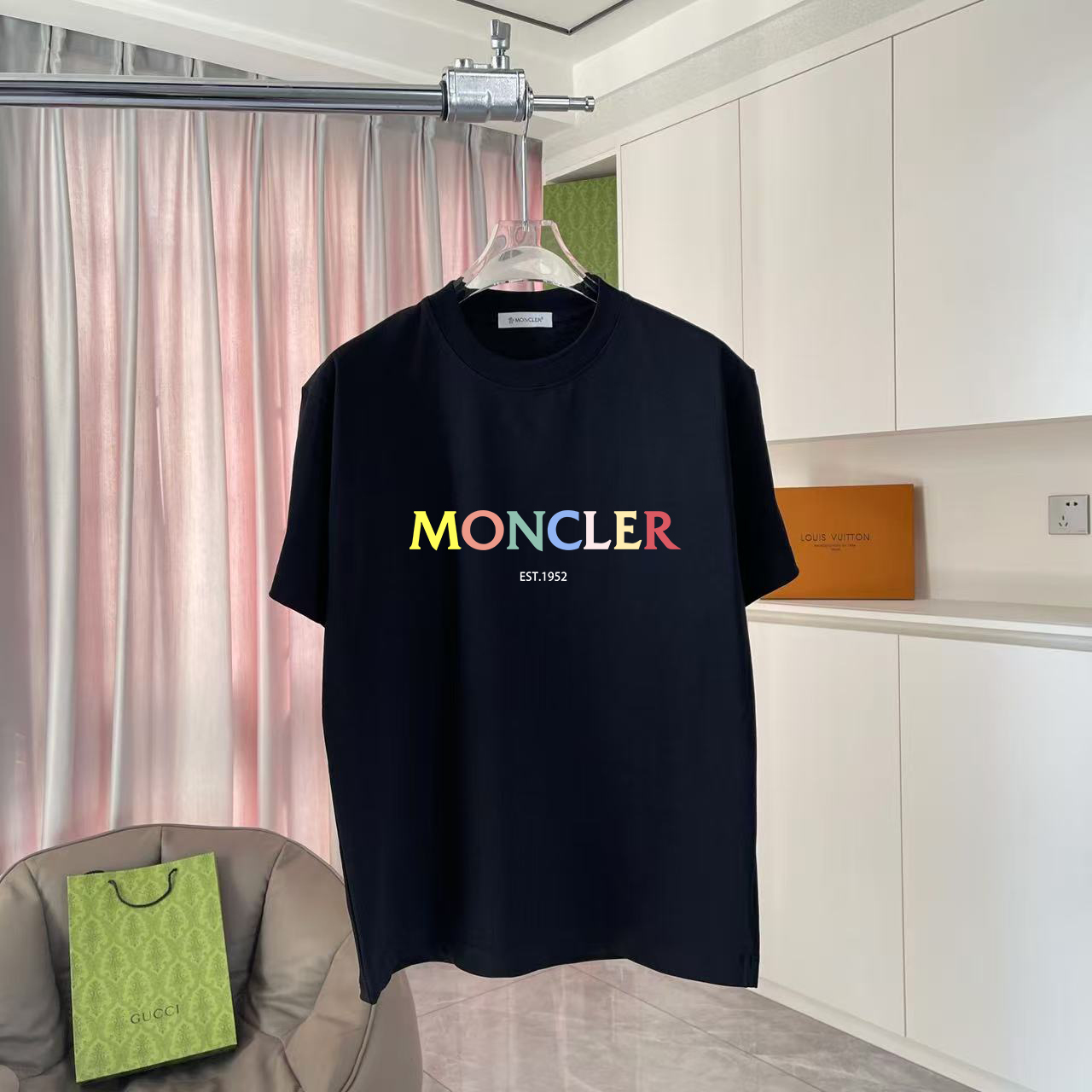 PYQ\nMoncle 蒙口夏季新款  个性logo印花  定制面料ED  短袖t恤  男女同款\n尺码：S  M  L  XL  XXL  五个码\n颜色：黑色 白色 粉红色 玫红色 铁灰色