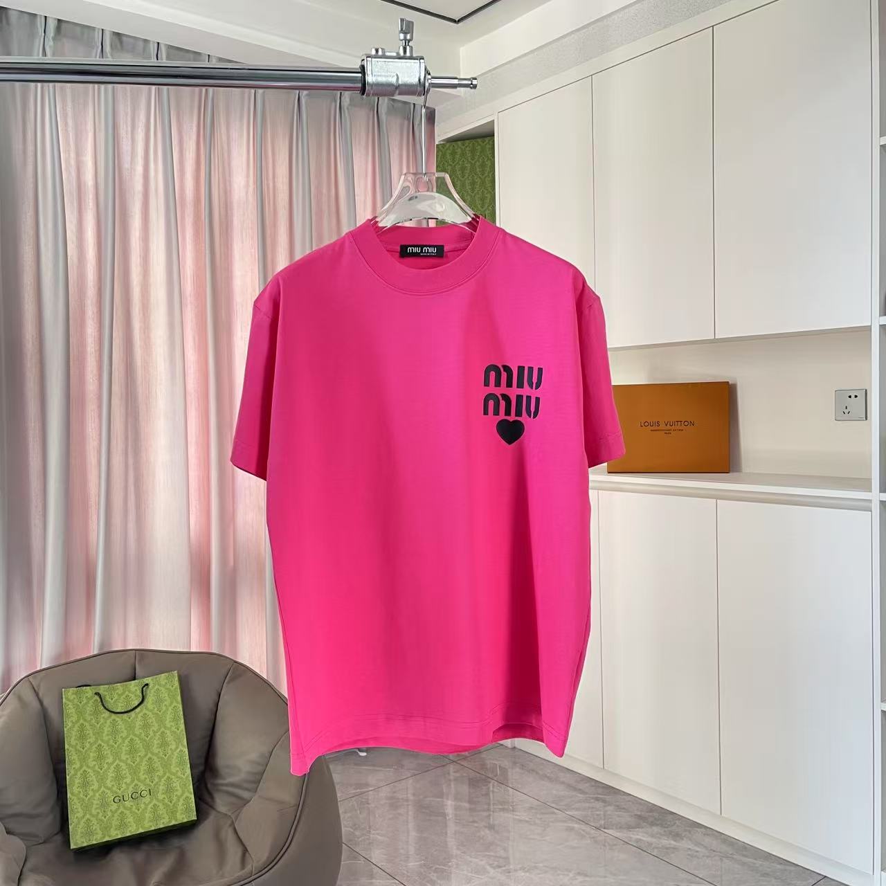 Miu Miu 2025 Spring/Summer New Collection: Globo Stereo Silicon Printing T-shirts, Various Sizes/Colors - 图片 1