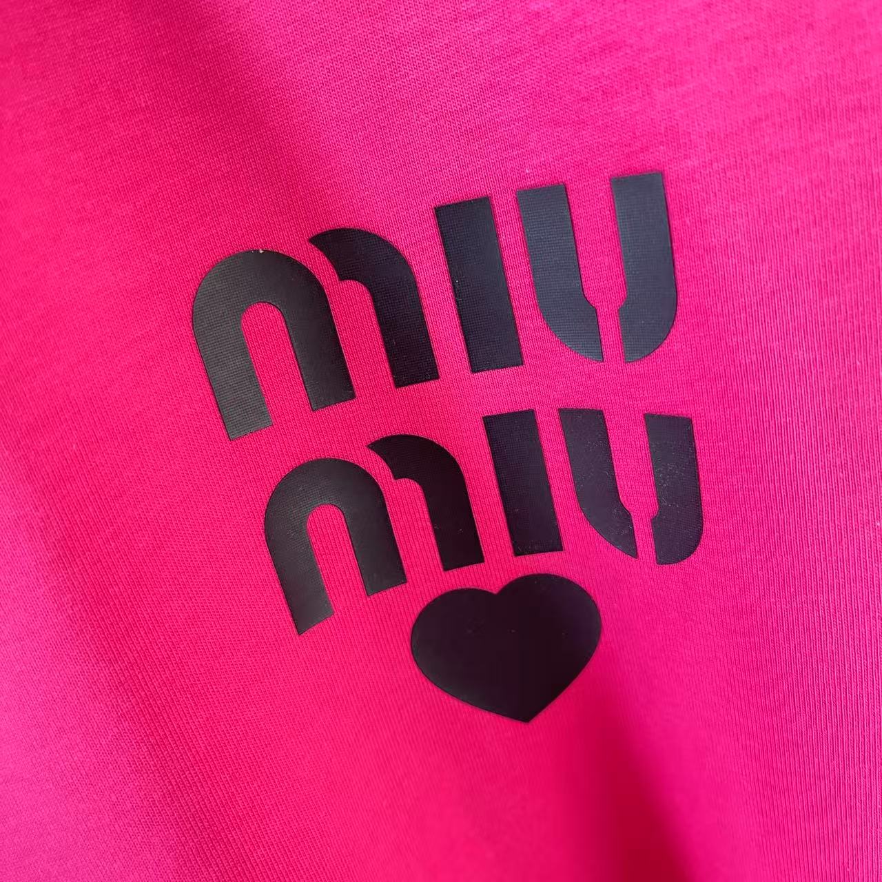 Miu Miu 2025 Spring/Summer New Collection: Globo Stereo Silicon Printing T-shirts, Various Sizes/Colors - 图片 5