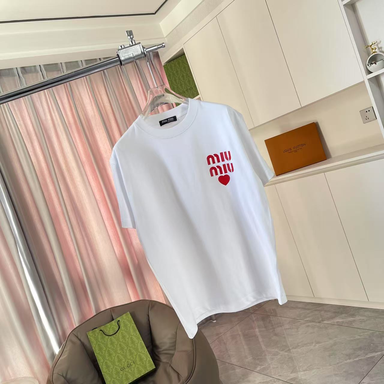 Miu Miu 2025 Summer T-Shirts: Letter Logo Stereo, Custom Fabric, Various Sizes and Colors - 图片 2