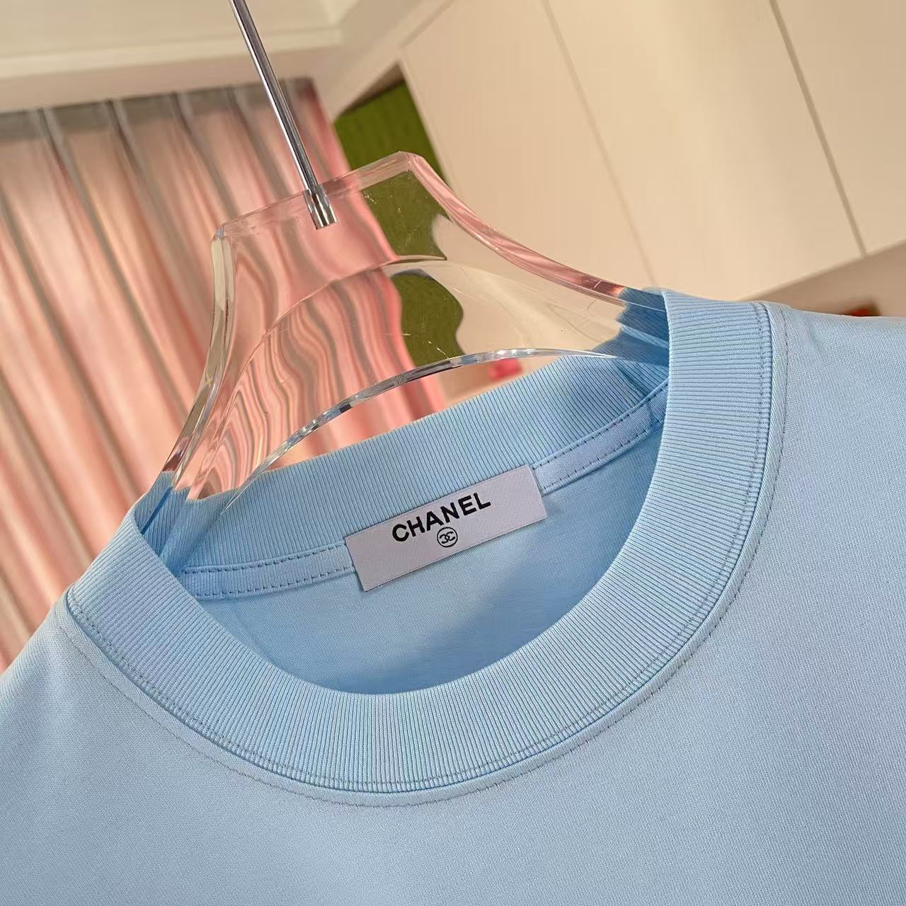 Chanel 2025 Summer New Double-C Logo T-Shirt in Various Colors and Sizes - 图片 4
