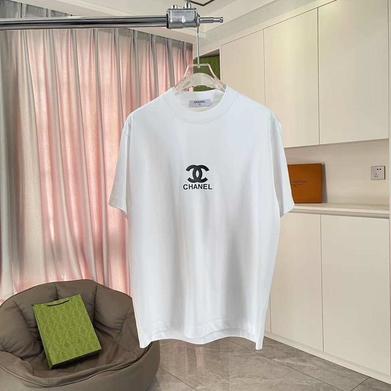 Chanel 2025 Summer New Double-C Logo T-Shirt with Custom Fabric and Various Sizes/Colors - 图片 1