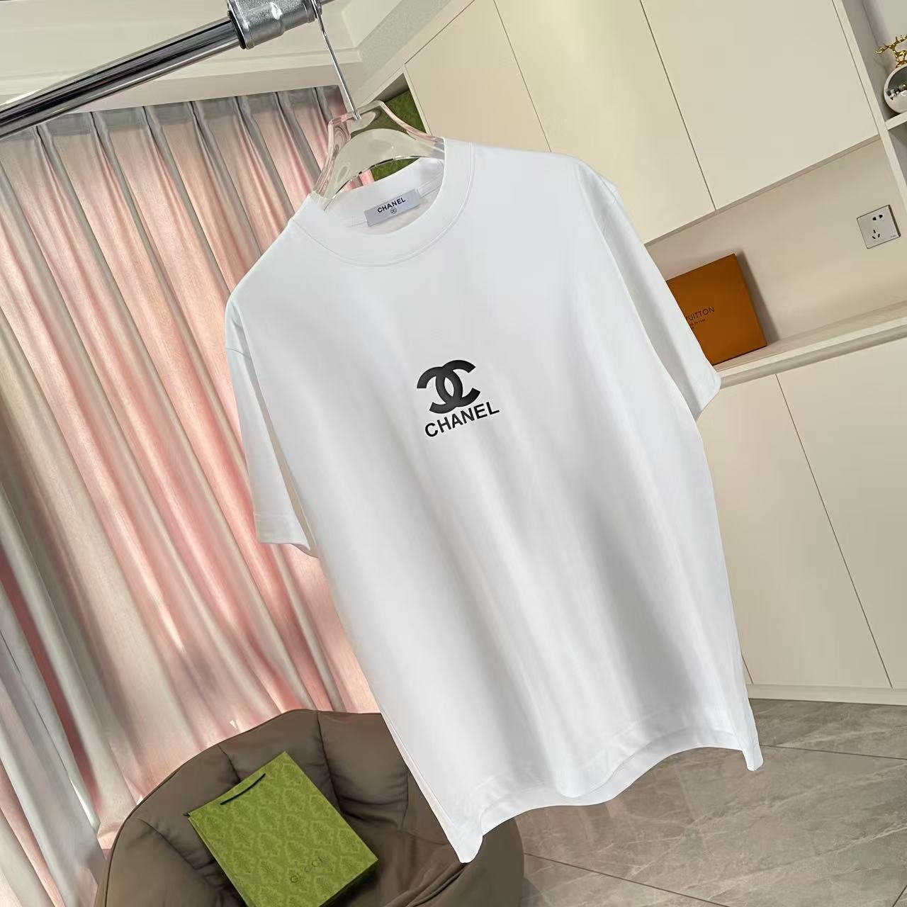 Chanel 2025 Summer New Double-C Logo T-Shirt with Custom Fabric and Various Sizes/Colors - 图片 2