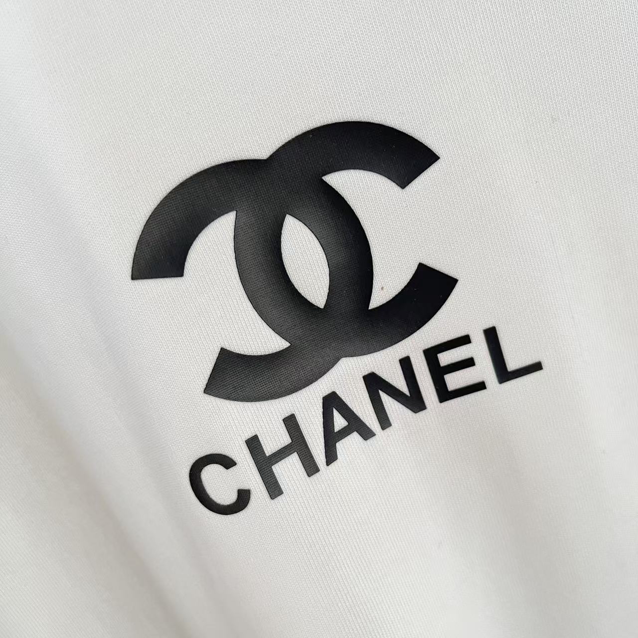 Chanel 2025 Summer New Double-C Logo T-Shirt with Custom Fabric and Various Sizes/Colors - 图片 5