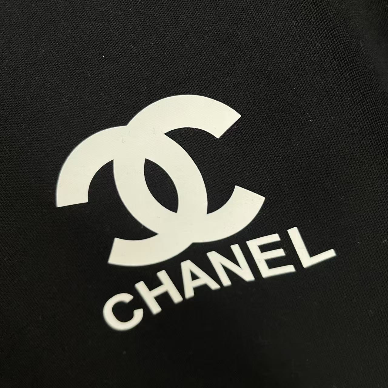 Chanel 2025 Summer New Double-C Logo Short Sleeve T-Shirt in 300g Custom Fabric. - 图片 5