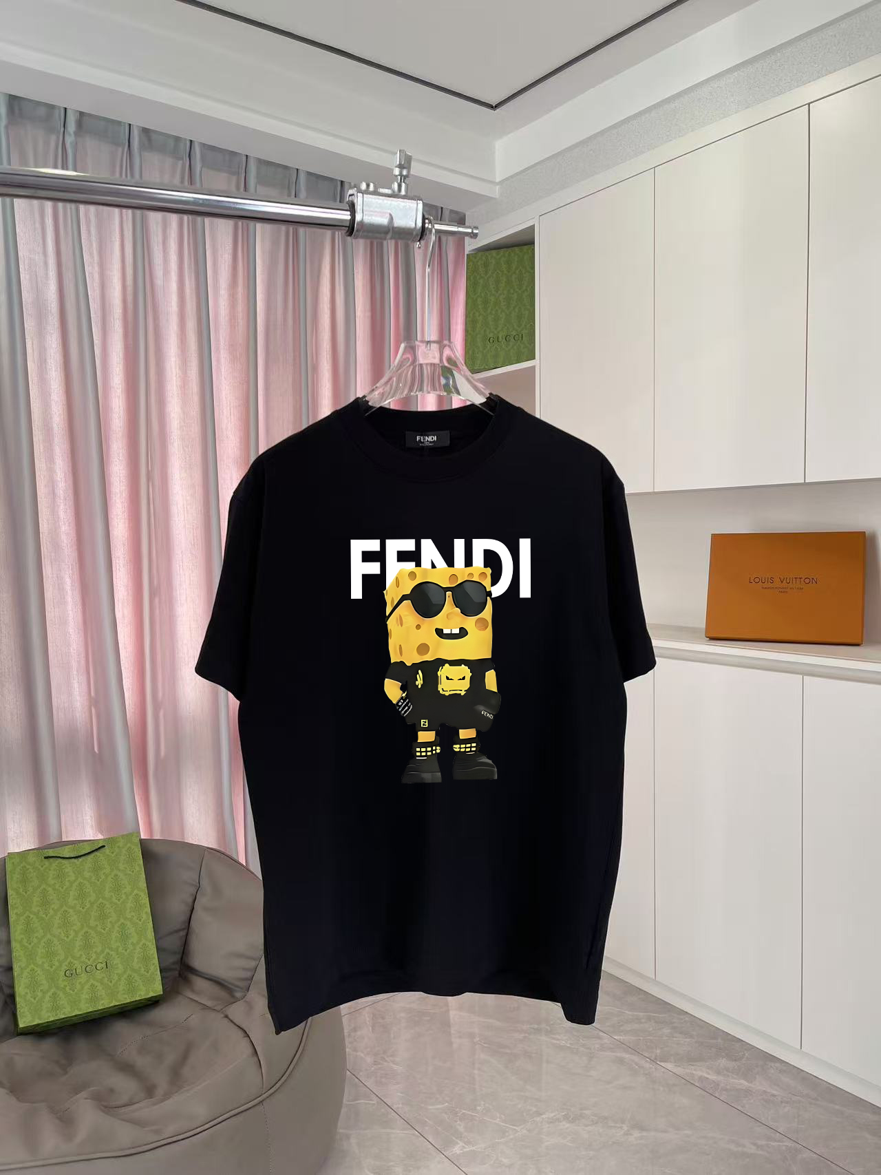 NO:128473,FD Fendi Summer New Style Personalized Letter Logo Print Customized Fabric 300g Short-sleeved T-shirt Men and Women's Same Model Color Black White Pink Sky Blue Size S M L XL XXL Five Sizes, Fendi, T-shirt,tees, t-shirt,alexander wang19860909FD 芬迪夏季新款 个性字母logo印花 定制面料300g短袖T恤男女同款 颜色黑色 白色 粉红色 天蓝色 尺码S M L XL XXL 五个码,,fendi,T-shirt,tees，t-shirt,alexander wang,Men's clothing