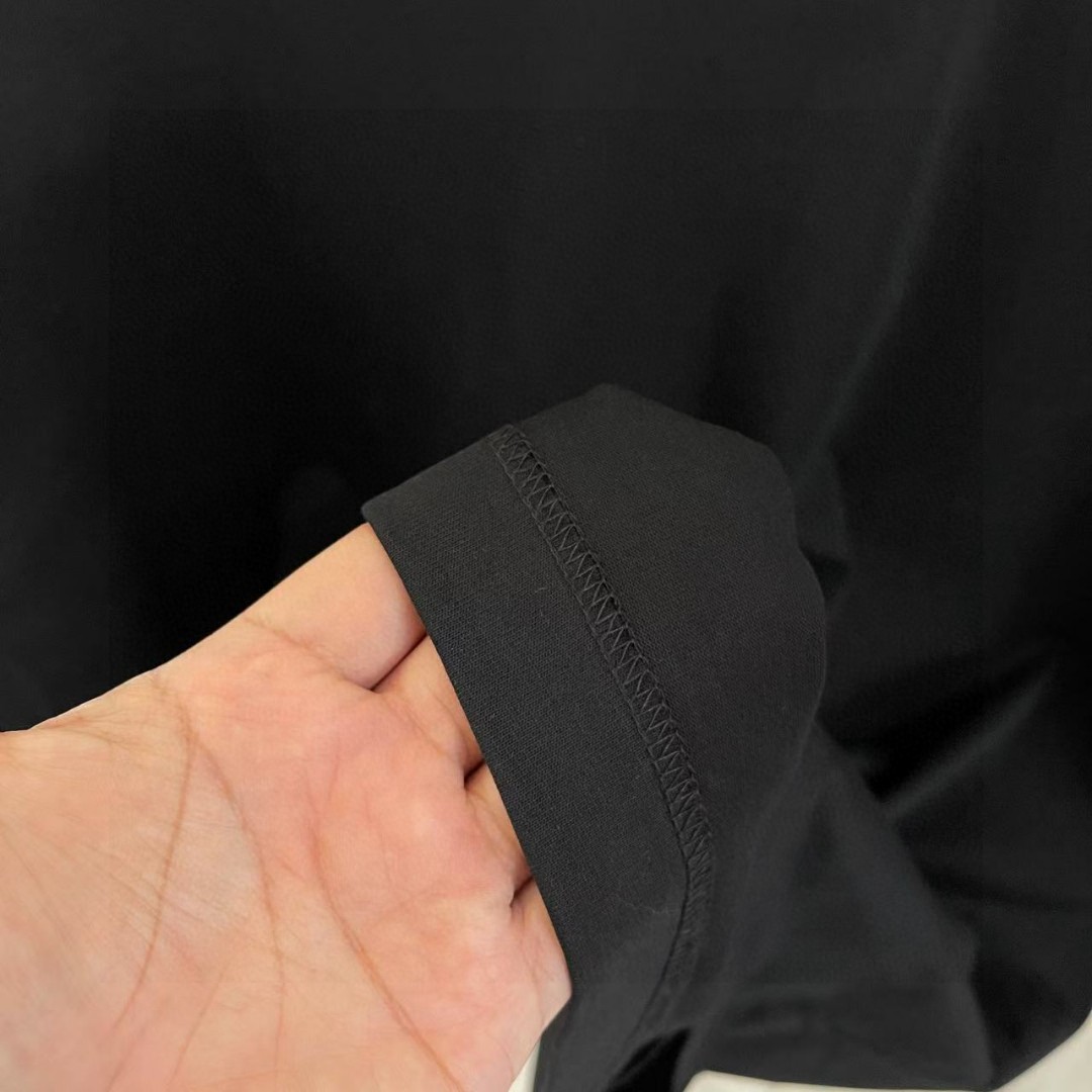  💰110
ARC'TERYX*始祖鸟  2025夏季新款  个性logo印花 短袖t恤  定制面料300g   男女同款
尺码：S M L XL XXL  五个码
颜色：黑色 白色 粉红色 湖绿色