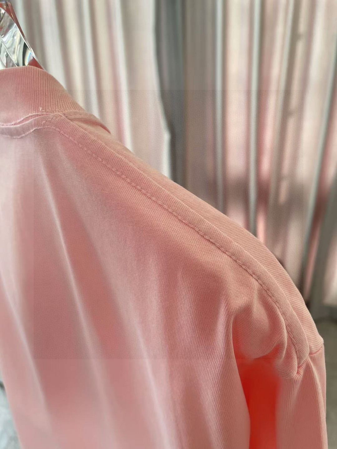 P80
GVC*纪梵希2025夏季新款  个性字母logo印花 定制面料300g 短袖t恤  男女同款
尺码：S  M  L  XL  XXL  五个码
颜色：黑色  白色 粉红色 湖绿色