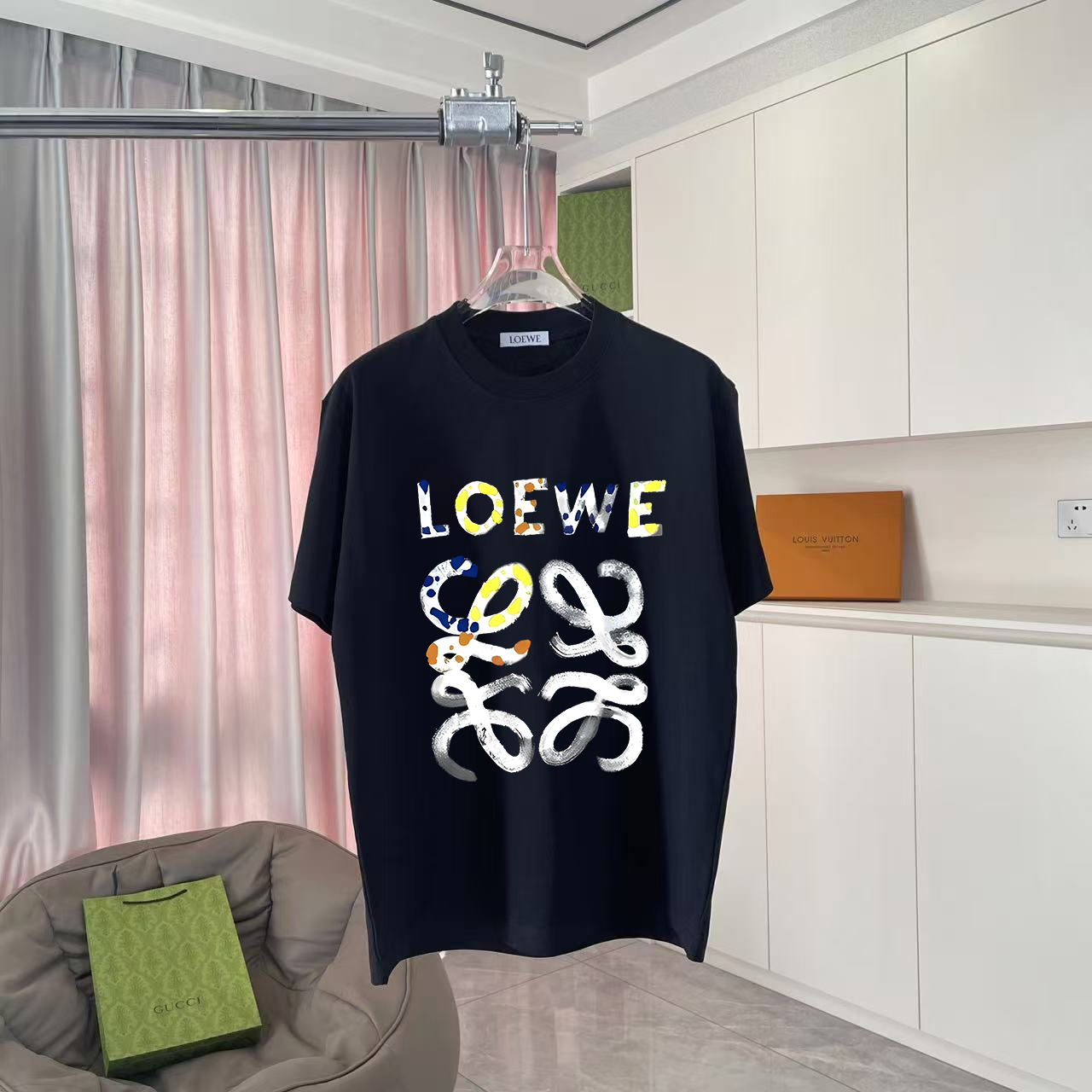 🅿️85 Loew*罗意威 2025夏季新款 个性字母logo印花 定制面料300g 短袖t恤 男女同款 尺码：S M L XL XXL 五个码 颜色：黑色 白色 湖绿色 玫红色