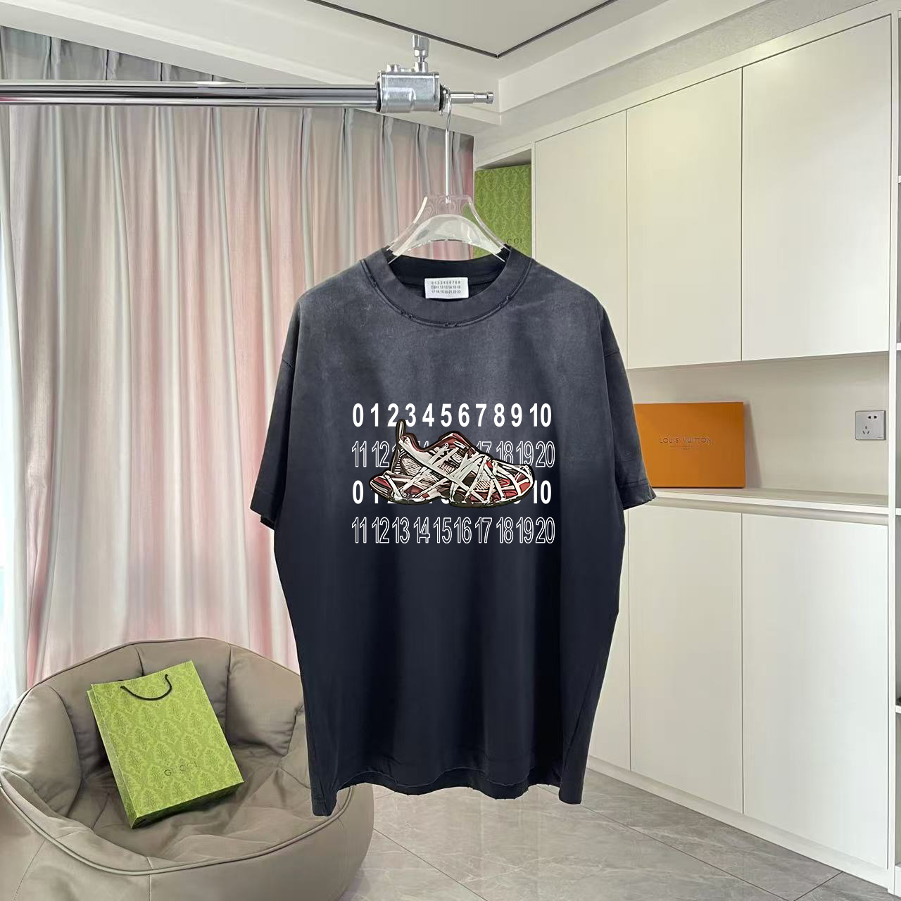 MM6 de Margiela nueva temporada verano 2025, efecto desgastado con degradado y roto, estampado de logo personalizado, t…