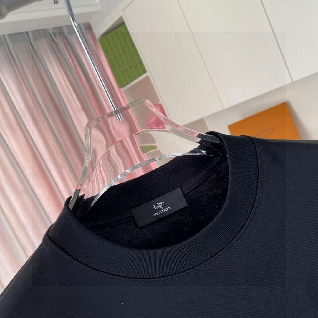  💰110
ARC'TERYX*始祖鸟  2025夏季新款  个性logo印花 短袖t恤  定制面料300g   男女同款
尺码：S M L XL XXL  五个码
颜色：黑色 白色 粉红色 湖绿色