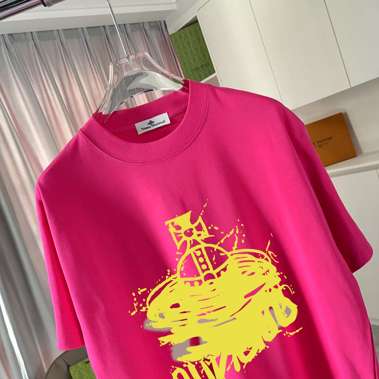 P70
西太后*Vivienne Westwood 2025夏季新款  个性字母logo印花  定制面料300g  短袖T恤  男女同款
尺码：S M L XL XXL  五个码
颜色：黑色 白色 粉红色 玫红色 