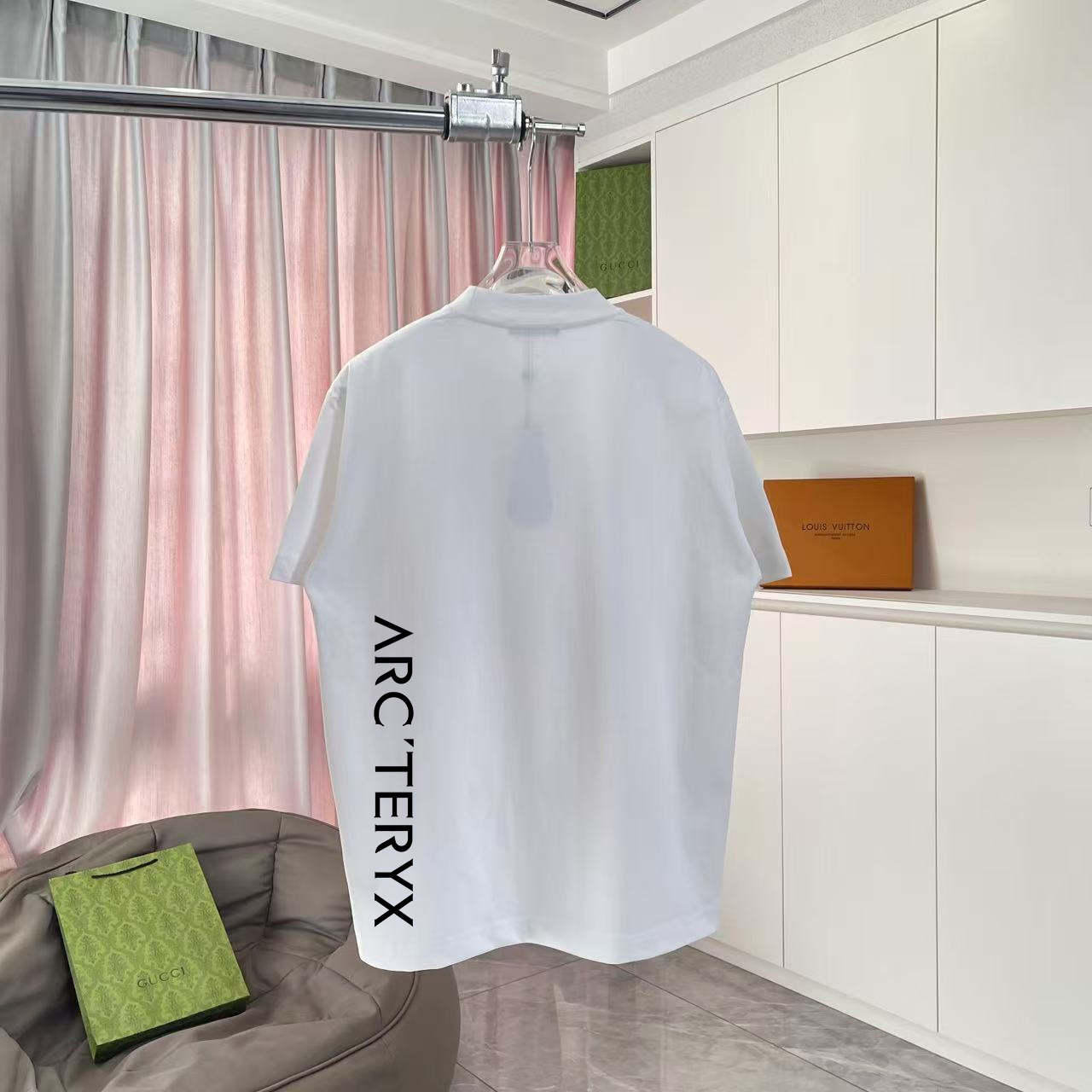  💰110
ARC'TERYX*始祖鸟  2025夏季新款  个性logo印花 短袖t恤  定制面料300g   男女同款
尺码：S M L XL XXL  五个码
颜色：黑色 白色 粉红色 湖绿色
