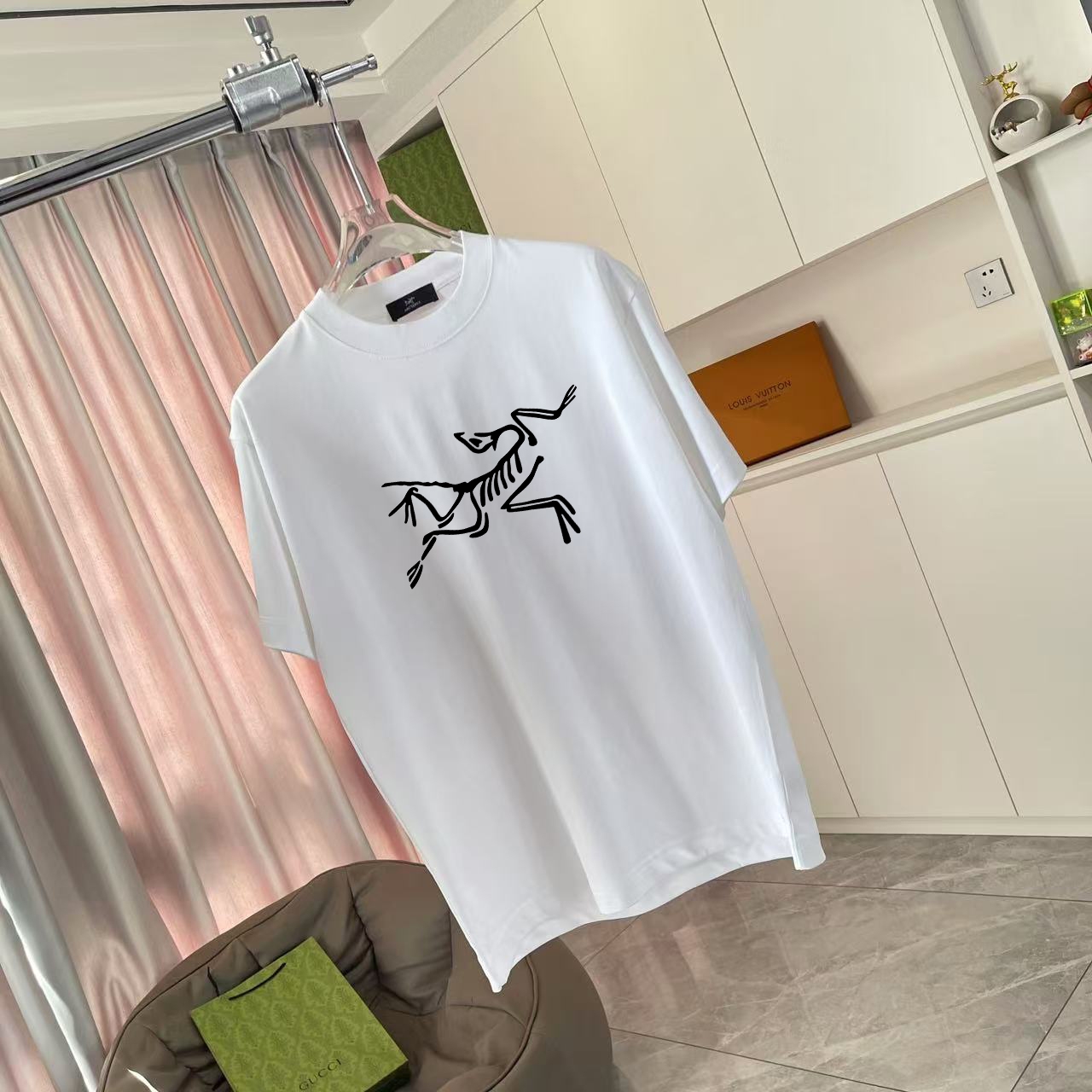  💰110
ARC'TERYX*始祖鸟  2025夏季新款  个性logo印花 短袖t恤  定制面料300g   男女同款
尺码：S M L XL XXL  五个码
颜色：黑色 白色 粉红色 湖绿色
