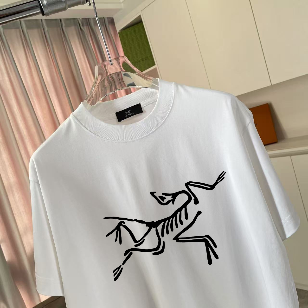  💰110
ARC'TERYX*始祖鸟  2025夏季新款  个性logo印花 短袖t恤  定制面料300g   男女同款
尺码：S M L XL XXL  五个码
颜色：黑色 白色 粉红色 湖绿色