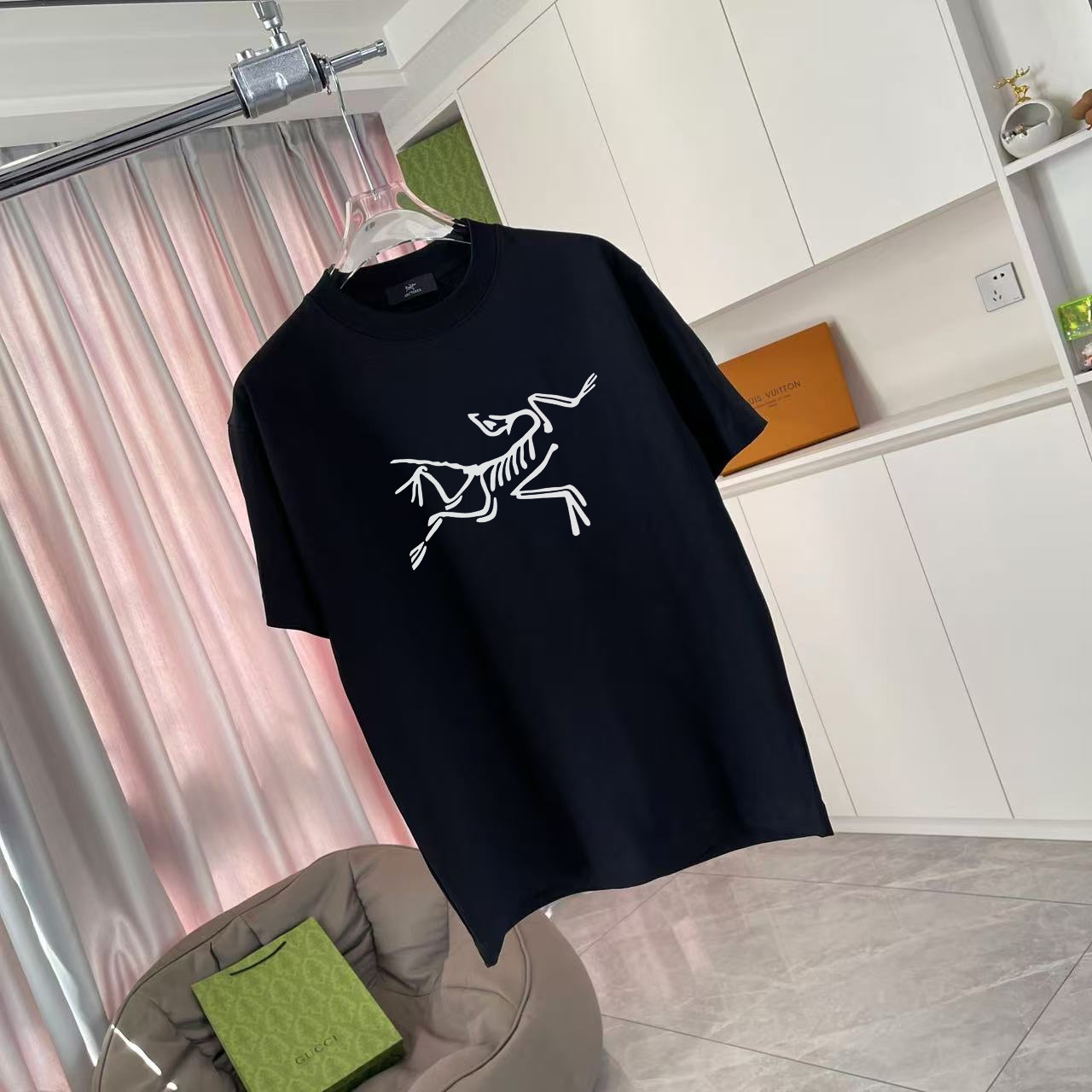  💰110
ARC'TERYX*始祖鸟  2025夏季新款  个性logo印花 短袖t恤  定制面料300g   男女同款
尺码：S M L XL XXL  五个码
颜色：黑色 白色 粉红色 湖绿色