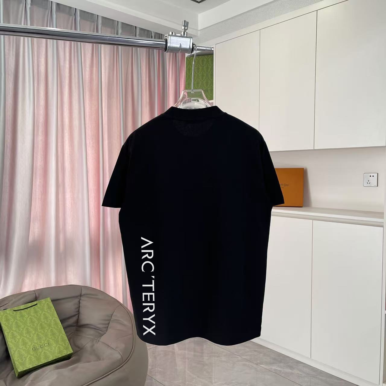  💰110
ARC'TERYX*始祖鸟  2025夏季新款  个性logo印花 短袖t恤  定制面料300g   男女同款
尺码：S M L XL XXL  五个码
颜色：黑色 白色 粉红色 湖绿色