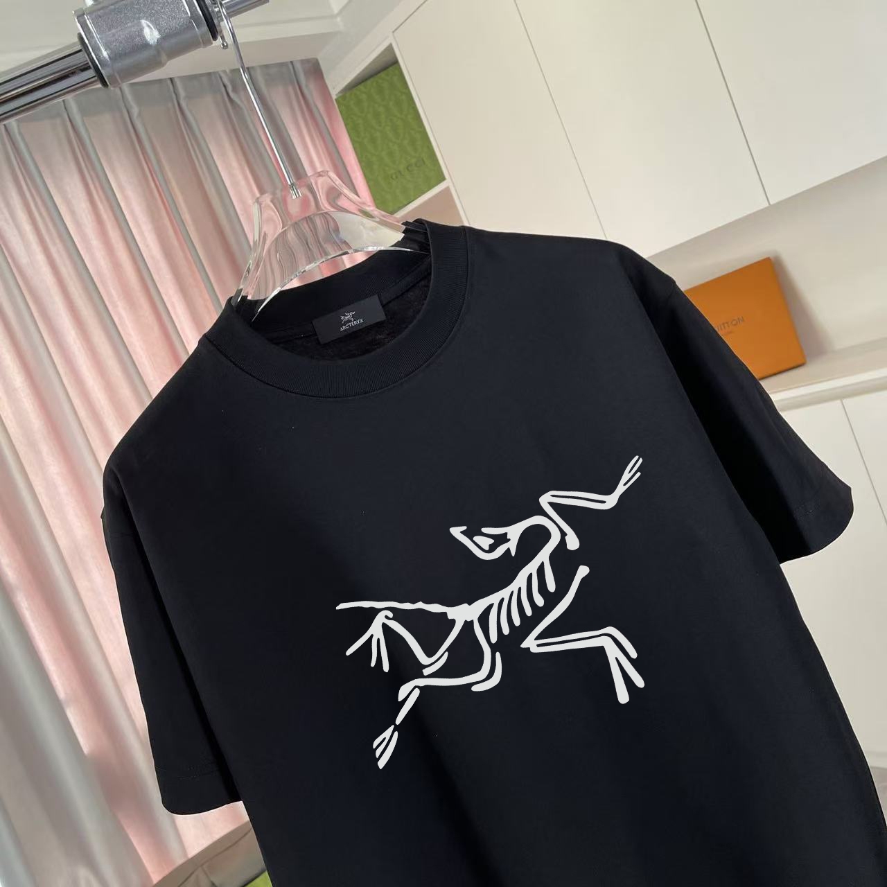  💰110
ARC'TERYX*始祖鸟  2025夏季新款  个性logo印花 短袖t恤  定制面料300g   男女同款
尺码：S M L XL XXL  五个码
颜色：黑色 白色 粉红色 湖绿色