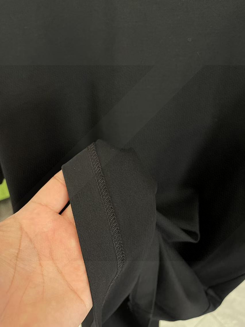  💰110
Dio 迪奥2025夏季新款 个性字母logo印花 短袖T恤 定制面料300g   男女同款
颜色：黑色 白色 湖绿色 天蓝色
尺码:   S M L XL XXL 五个码
​