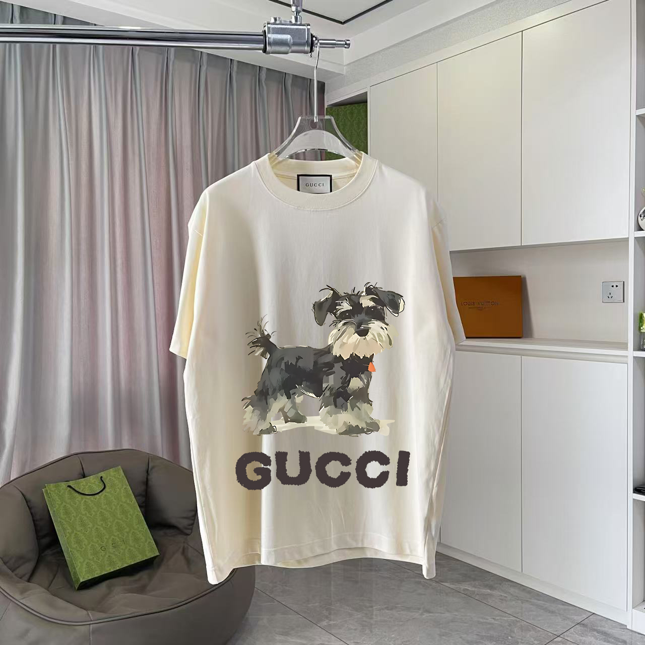GUCC*古驰 2025夏季新款 个性字母logo印花 定制面料300g 短袖T恤 男女同款 颜色： 杏色 湖绿色 尺码: S M L XL XXL 五个码 ​
