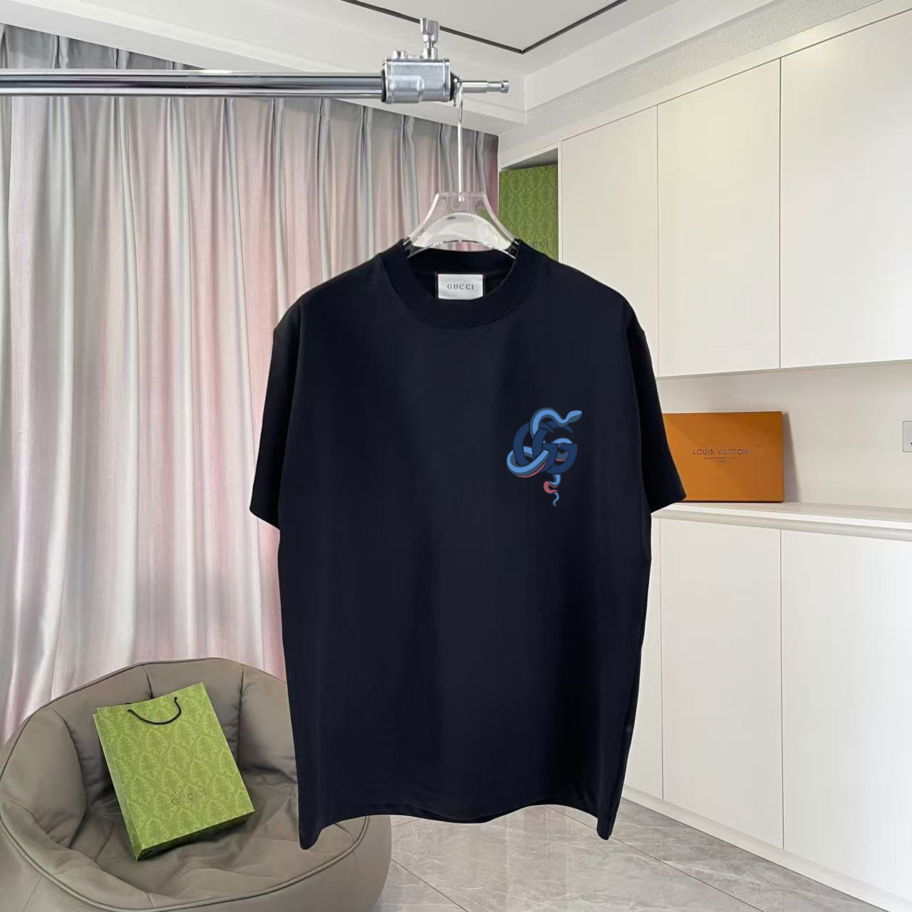 GUCC*古驰 2025夏季新款 个性字母logo印花 定制面料300g 短袖T恤 男女同款 颜色：黑色 杏色 紫色 尺码: S M L XL XXL 五个码 ​