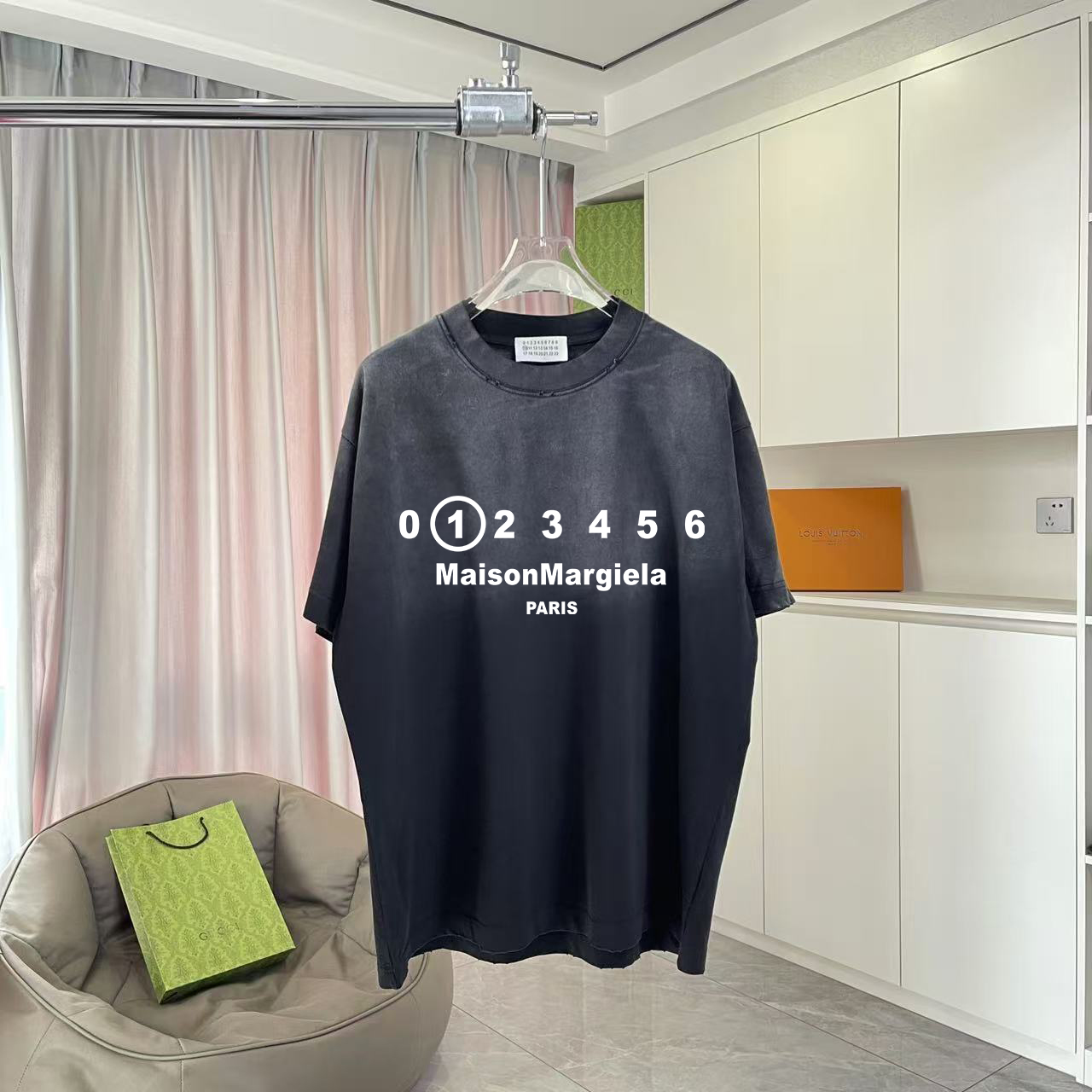 马吉拉MM6 2025夏季新款 做旧渐变磨破 个性logo印花 定制面料320g 短袖t恤 男女同款 尺码：S M L XL XXL 五个码 颜色：黑色 白色 灰色 渐变黑色 渐变红色