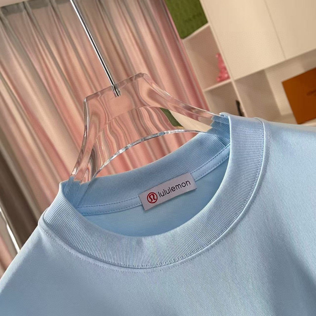  💰110
lulu*露露乐蒙2025夏季新款  个性字母logo印花 定制面料300g 短袖t恤  男女同款
尺码：S  M  L  XL  XXL  五个码
颜色：黑色  白色 湖绿色 天蓝色